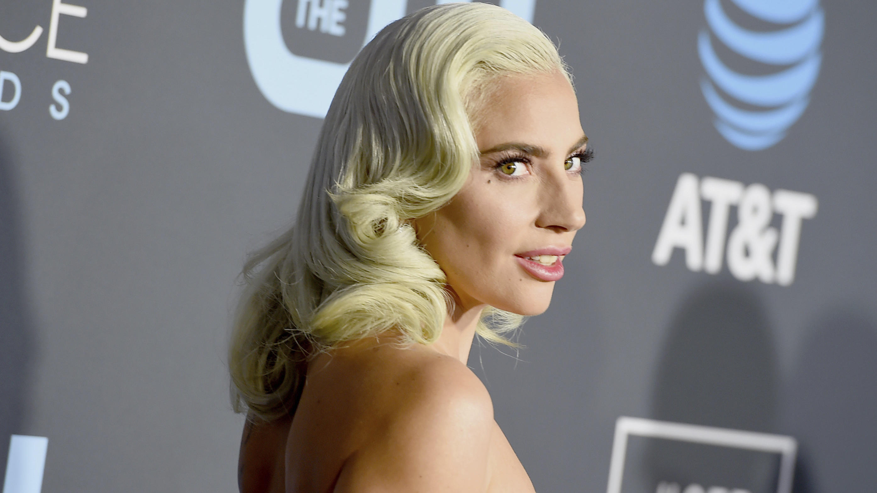 Lady Gaga posiert mit Oprah Winfrey ARCHIV - 13.01.2019, USA, Santa Monica: Lady Gaga, Sängerin aus den USA, kommt zu den 24. Critics' Choice Awards. US-Sängerin Lada Gaga (32) hat sich als Tribut für das berühmte Edith-Piaf-Lied «La vie en rose» ein großen Tattoo stechen lassen. «Mein