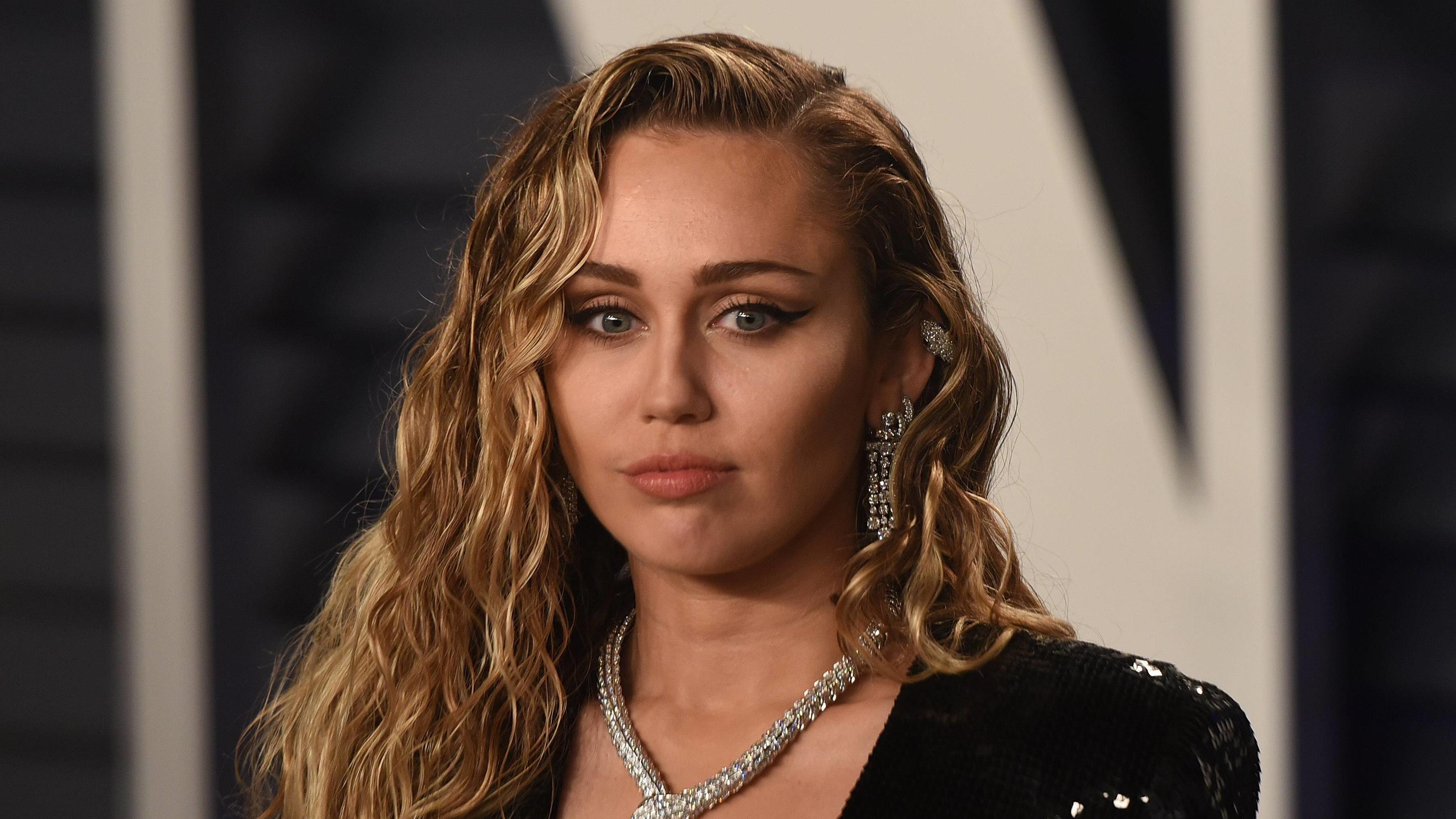 Miley Cyrus: Ärzte verpassen ihr ein absolutes Sprechverbot February 24, 2019 - Los Angeles, CA, USA - BEVERLY HILLS, CALIFORNIA - FEBRUARY 24: Miley Cyrus attends 2019 Vanity Fair Oscar Party at Wallis Annenberg Center for the Performing Arts on February 24, 2019 in Beverly Hills, California. Photo: imageSPA