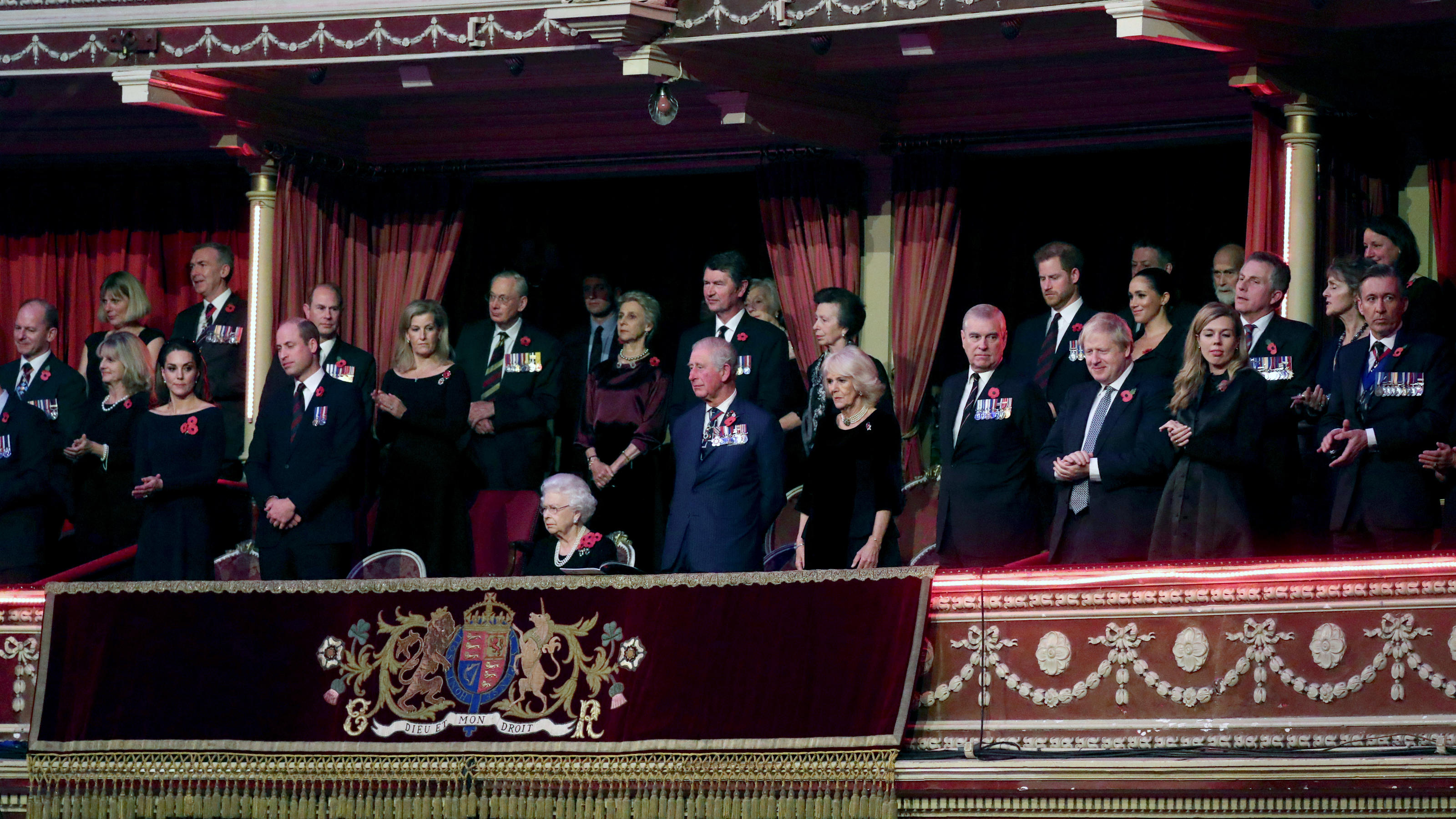 Herzogin Kate, Prinz William, Herzogin Meghan & Prinz Harry gehen sich aus dem Weg Die Royals beim "Festival of Remembrance" 2019