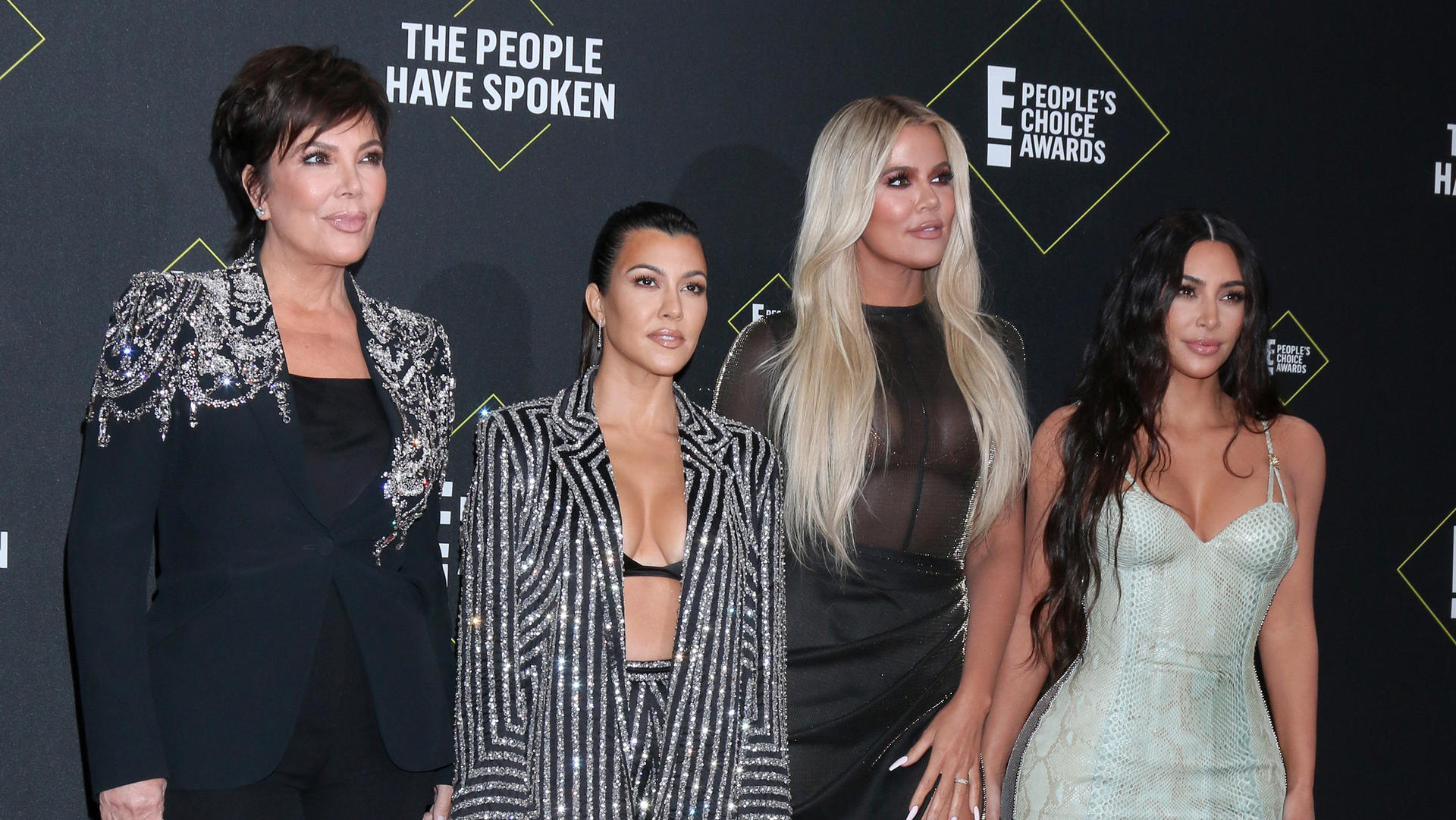 Kim Kardashian zeigt stolz ihre Kurven November 10, 2019, Santa Monica, CA, USA: LOS ANGELES - NOV 10: Kris Jenner, Kourtney Kardashian, Khloe Kardashian, Kim Kardashian West at the 2019 People s Choice Awards at Barker Hanger on November 10, 2019 in Santa Monica, CA Santa Monica USA PUB
