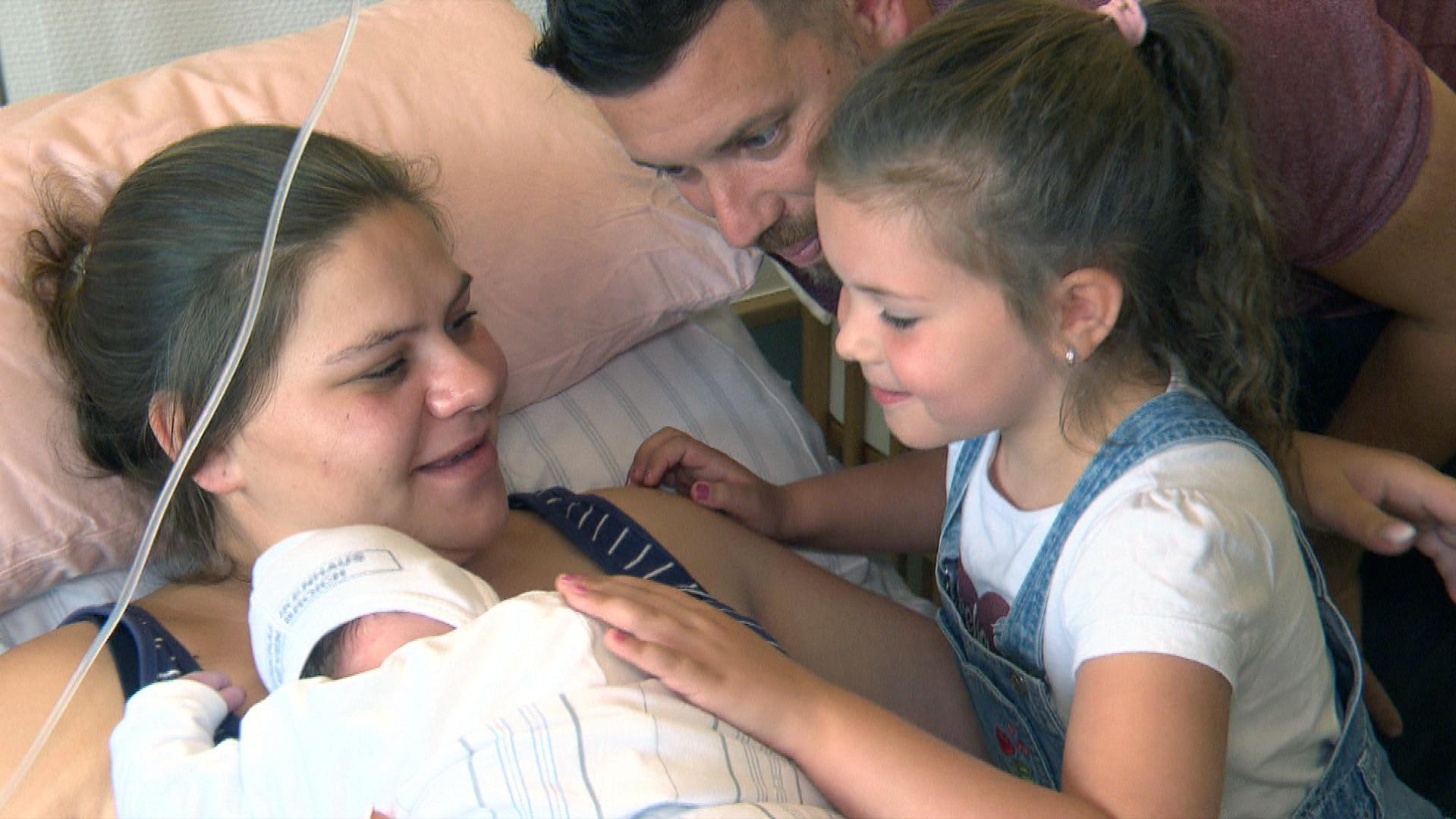 Sylvana Wollny stillt Tochter Anastasia nicht - DAS ist der simple Grund Eine schrecklich glückliche Familie: Sylvana Wollny, Flo, Celine und Anastasia
