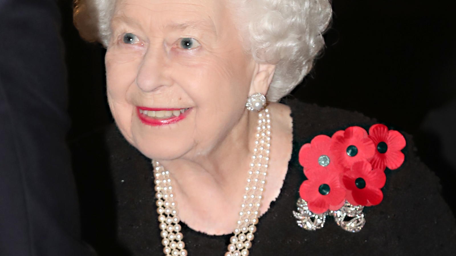 Queen Elizabeth II.: Übernachtungsparty mit Helena Bonham Carter und Daniel Craig Mit ihnen ist Queen Elizabeth II ziemlich dicke: Helena Bonham Carter und Daniel Craig. Sie durften sogar schon mal bei der Queen übernachten.