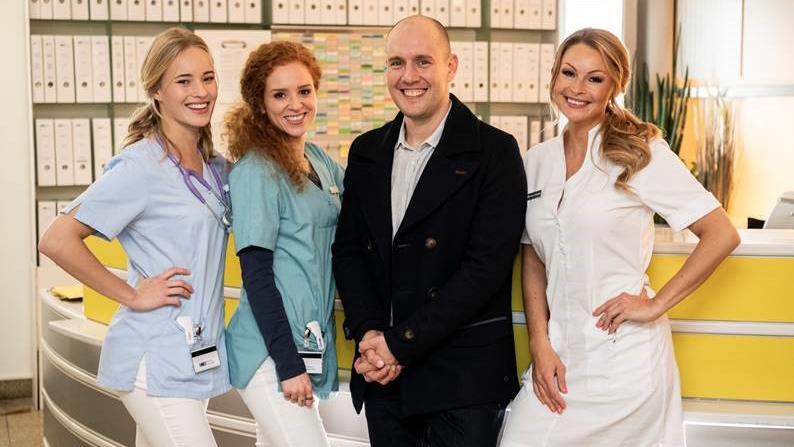 Oli P. feiert bei „Nachtschwestern“ sein Schauspiel-Comeback Oli P. feiert sein Schauspiel-Comeback bei der RTL-Serie "Nachtschwestern" (v. l. n. r.: Valerie Huber, Sarah Hannemann, Oliver Petszokat und Jana Schölermann)