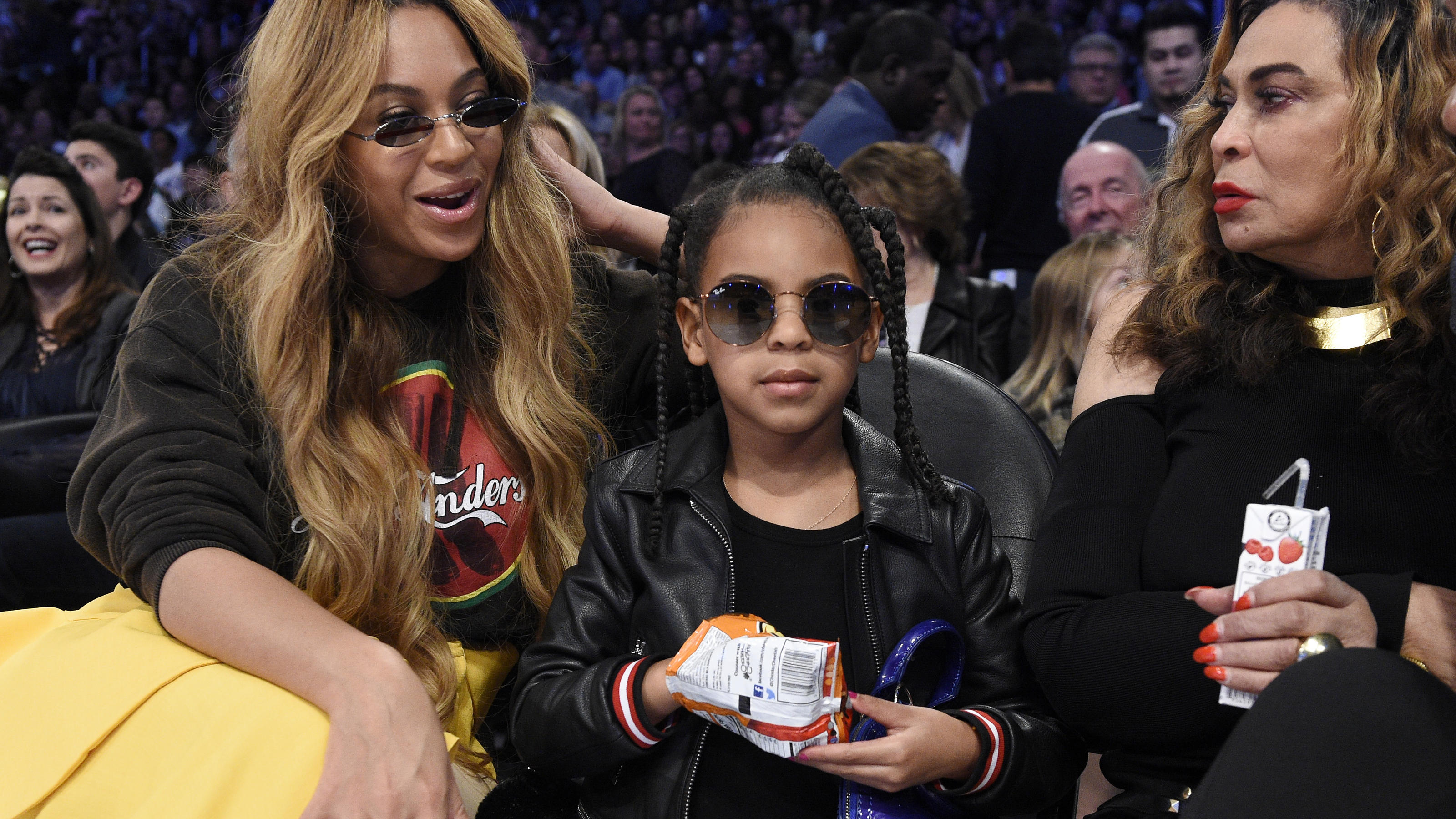 Beyoncé Knowles Tochter gewinnt mit sieben Jahren einen Songwriter-Preis Blue Ivy Carter mit ihrer Mutter Beyoncé Knowles und ihrer Oma Tina Knowles