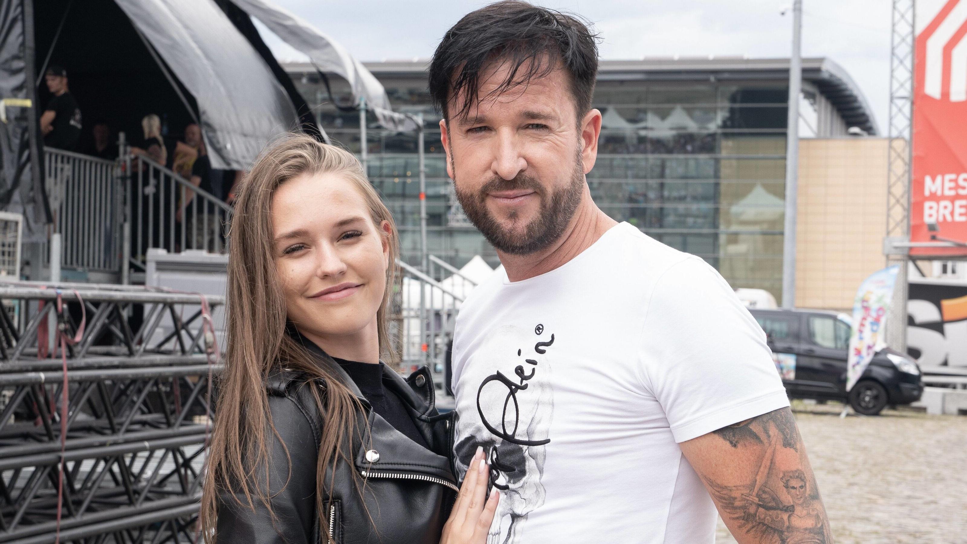 Laura Müller: Wird die Zeit ohne den Wendler schwer? Konzert Michael Wendler im Rahmen von Bremen Ole - Michael Wendler nach seinem Auftritt mit Freundin Laura Müller Backstage;Konzert Michael Wendler im Rahmen von Bremen Ole -, *** Concert Michael Wendler in the context of Bremen Ole Michael Wendler a
