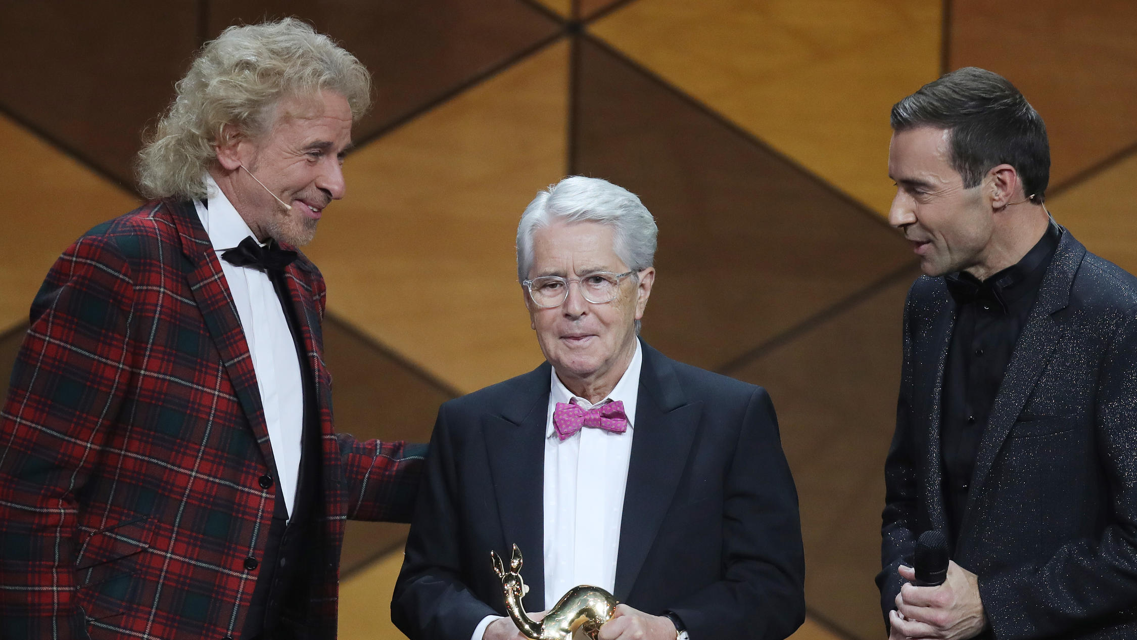 Die Bambi-Verleihung ist zumindest in der ARD Geschichte Thomas Gottschalk übergibt Frank Elstner den Bambi für sein Lebenswerk, 2019