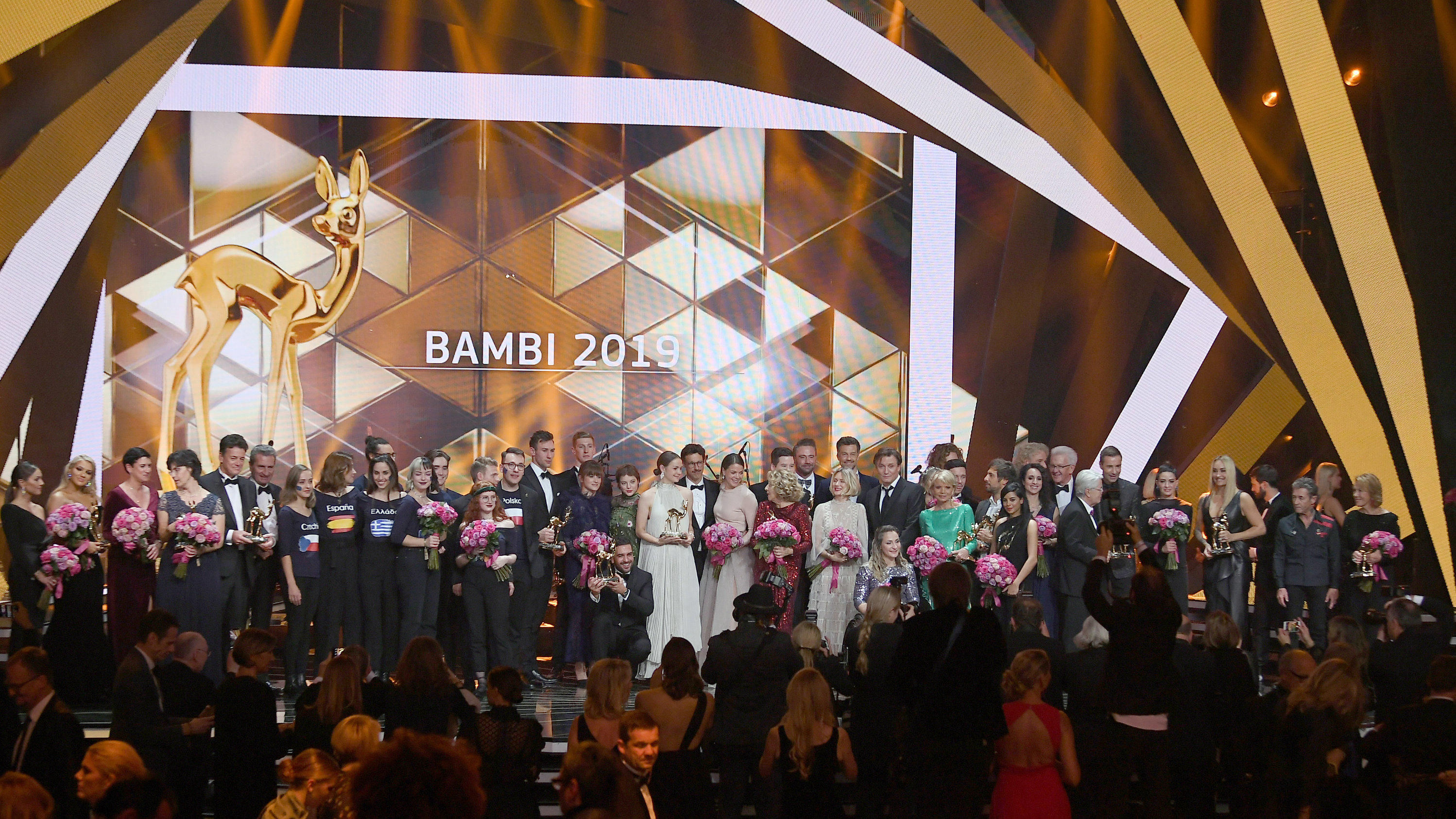 Bambi 2019: Shirin David, Bjarne Mäde, Sarah Connor & Co. sind die Gewinner 21.11.2019, Baden-Württemberg, Baden-Baden: Die Bambi Preisträger und Laudatoren stehen nach der 71. Bambi-Verleihung im Festspielhaus auf der Bühne. Der Medienpreis Bambi wird seit 1948 vom Burda-Verlag vergeben. Er zeichnet erfolgreiche und beliebt