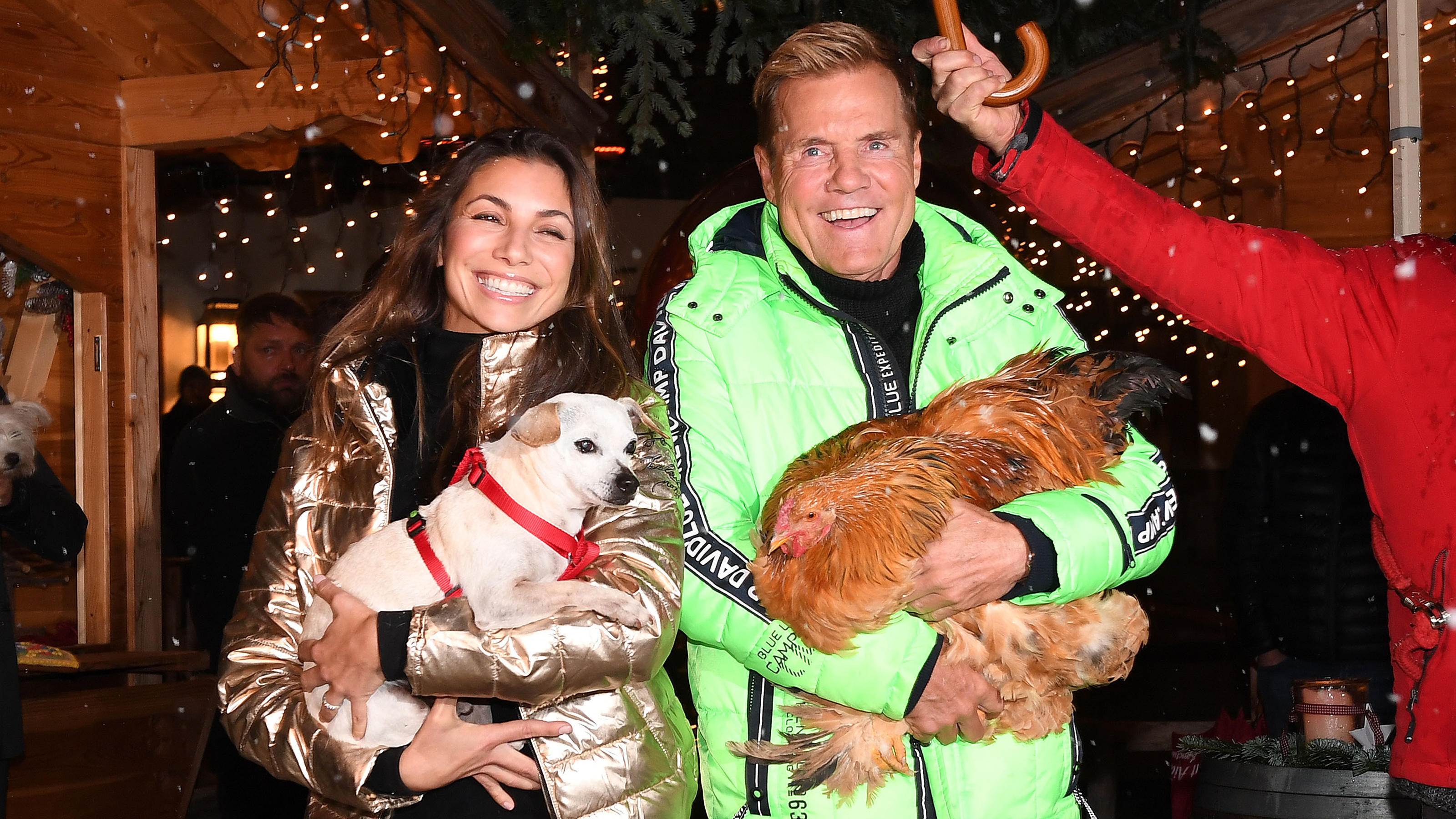 Schock! Dieter Bohlen reißt Carina aus dem Schlaf Dieter Bohlen und Carina Walz im November bei einem Promi-Weihnachtsmarkt