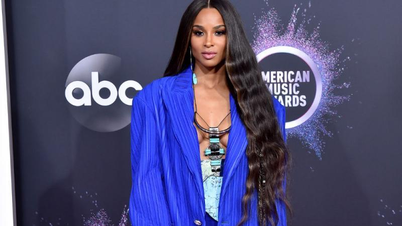 Ciara schminkte sich bei den AMAs selbst Ciara schminkte sich bei den AMAs selbst
