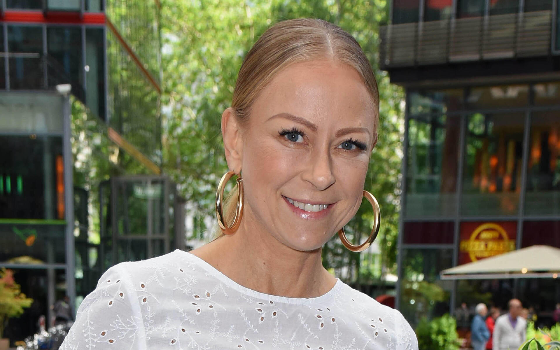 Jenny Elvers: Durch Alkoholsucht tief gefallen Jenny Elvers: Durch Alkoholsucht tief gefallen