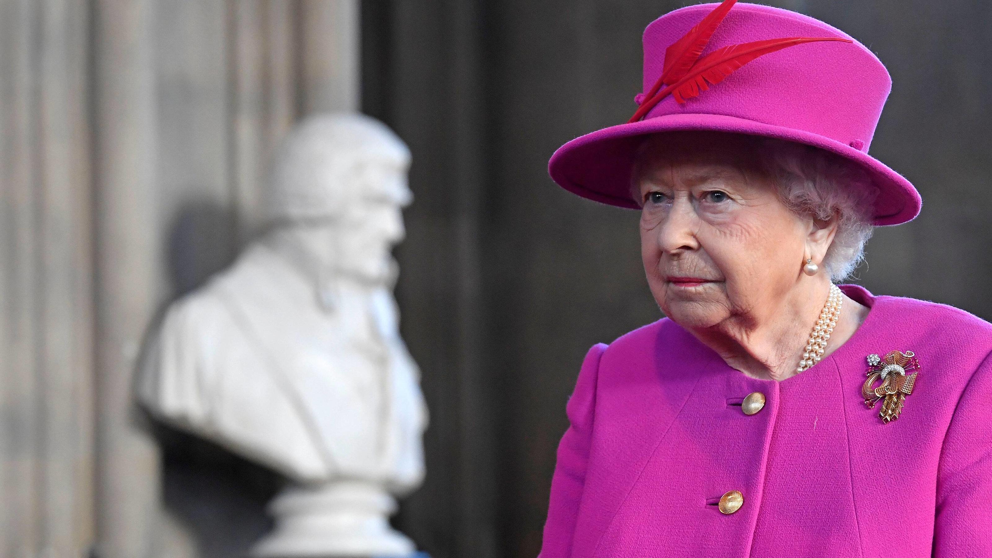 Nach Messer-Attacke in London: Queen Elizabeth II. dankt den Hilfskräften La reine d Angleterre visite The Honourable Society of Lincoln’s Inn. PAP12182084 Britain s Queen Elizabeth visits The Honourable Society of Lincoln s Inn to open the new Ashworth Centre, and re-open the recently renovated Great Hall, in London, Brit