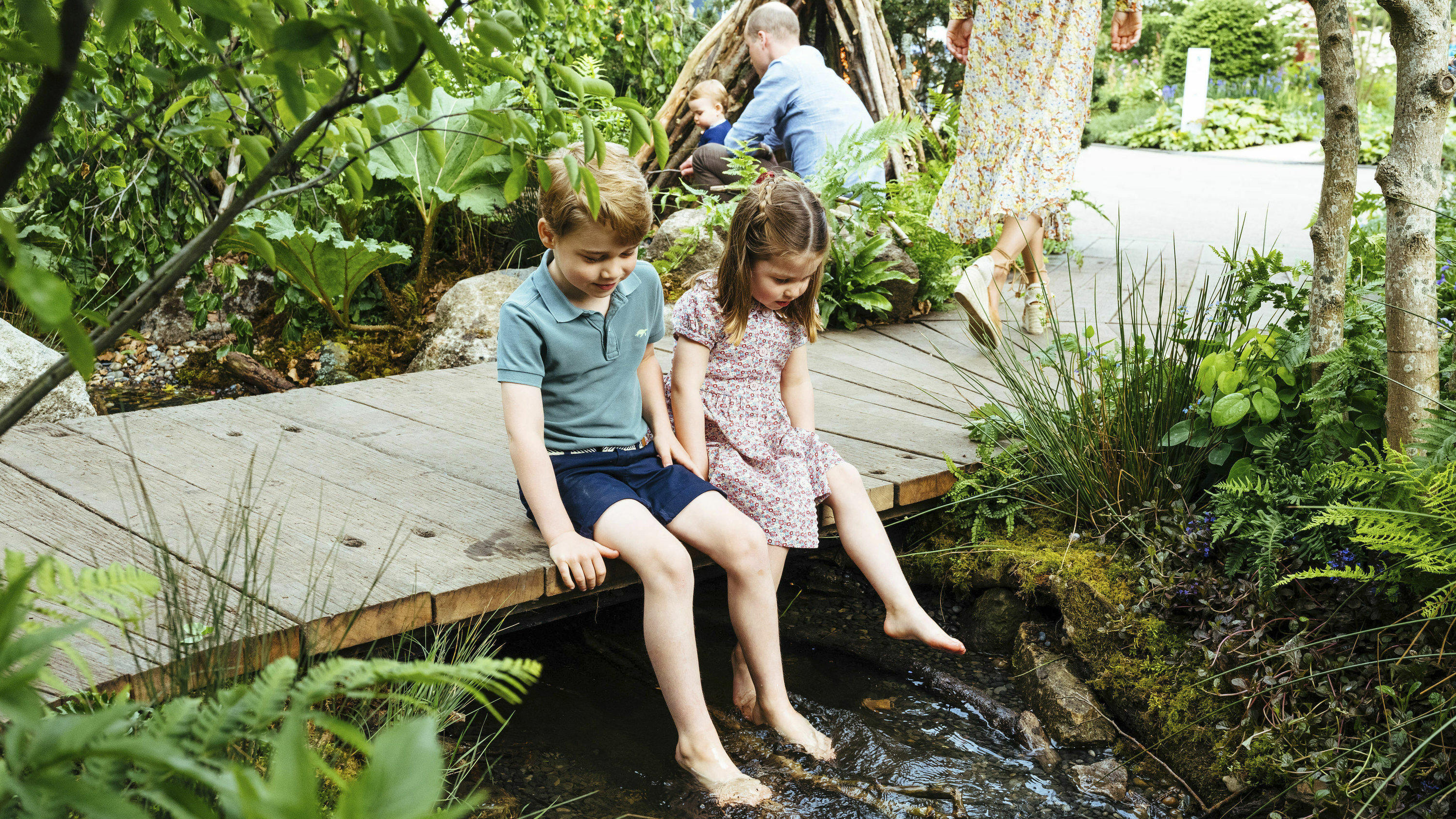 Prinz George & Prinzessin Charlotte: So klein, aber im Wasser die Nase vorn HANDOUT - 19.05.2019, Großbritannien, London: Der britische Prinz George und seine Schwester, Prinzessin Charlotte, sitzen auf einem Steg über einen Bach auf dem Gelände des von Adam White und Andree Davies mitgestalteten Garten vor der RHS Chelsea F