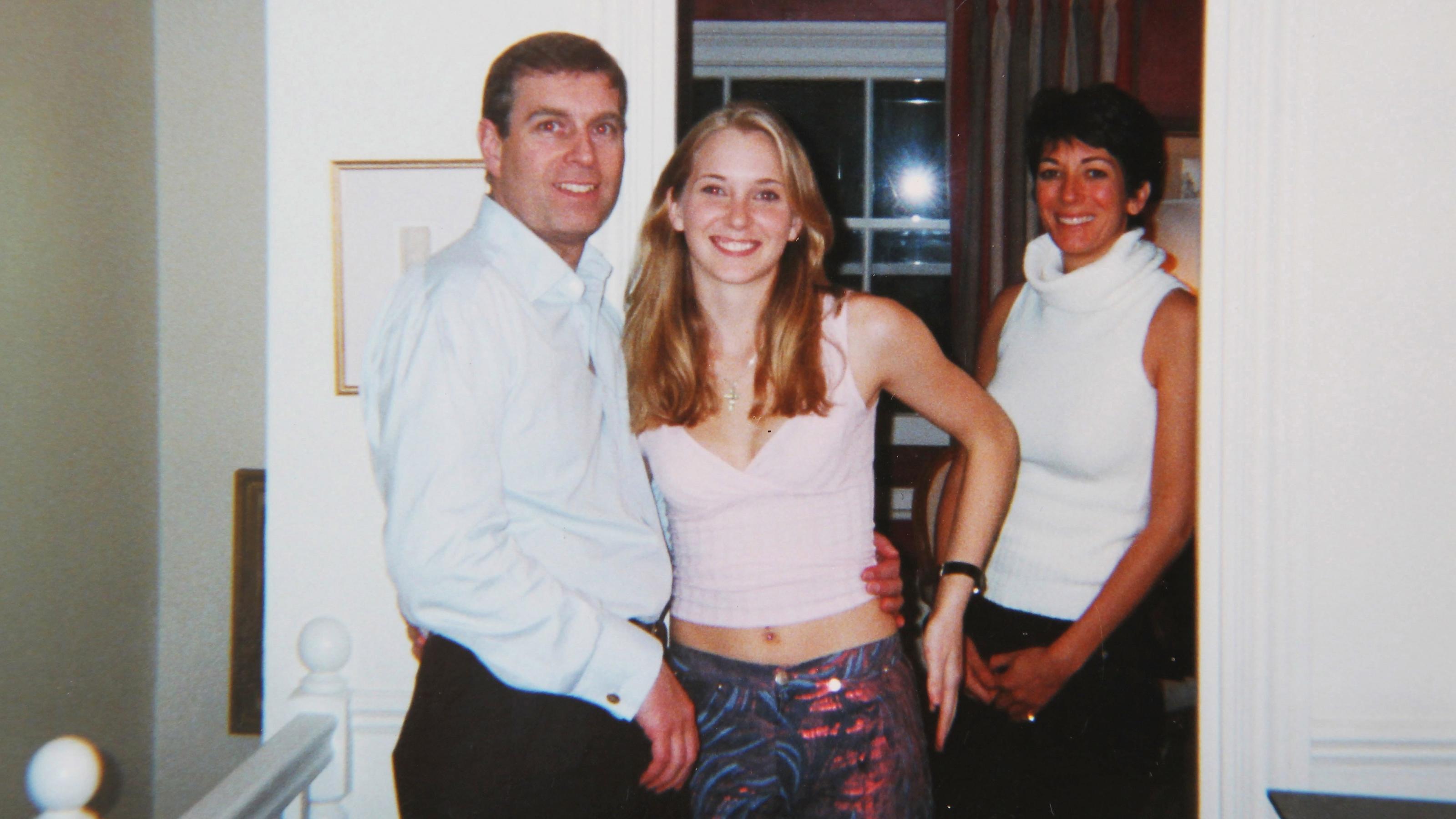 Prinz Andrew: Missbrauchsopfer Virginia Giuffre schildert ihren Ekel Prince Andrew mit Virginia Roberts im Jahr 2001