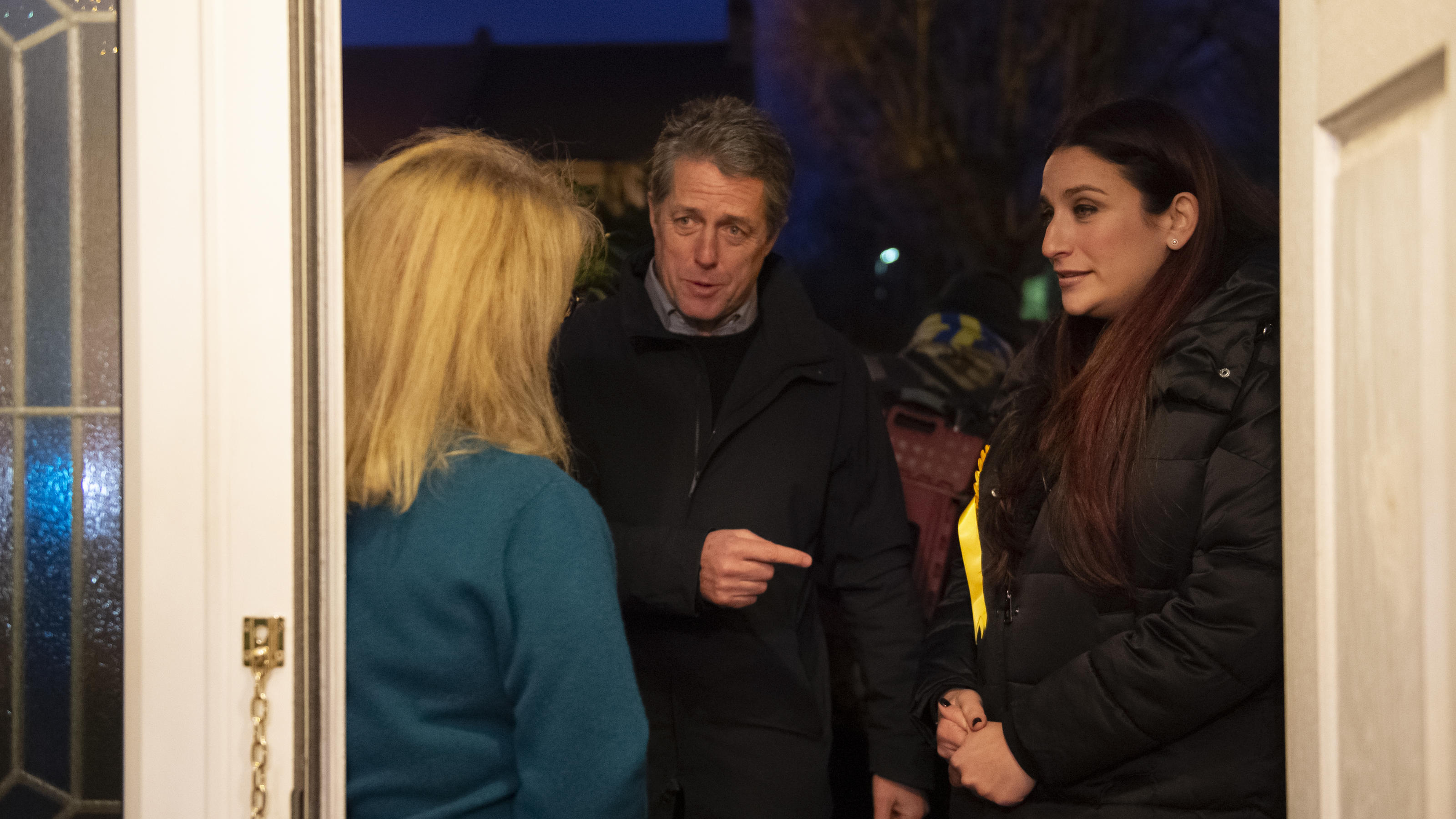Wie in "Tatsächlich...Liebe": Hugh Grant klingelt an der Tür - und wirbt für den EU-Verbleib Hugh Grant (m.) und Luciana Berger (r.) mit einer britischen Bürgerin (r.).