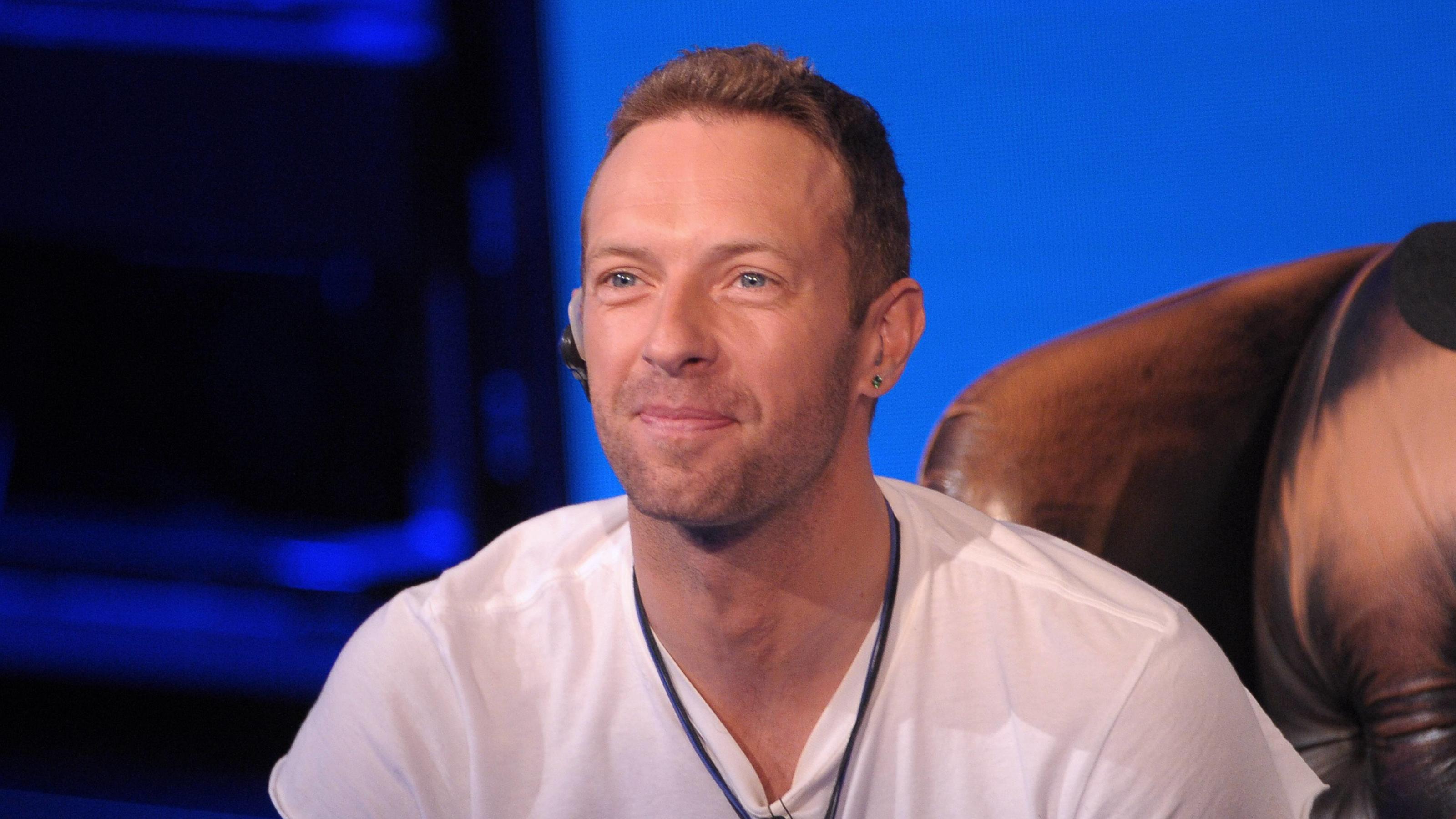 „Coldplay"-Sänger Chris Martin: Seine Schwester hält sich mit drei Jobs über Wasser Chris Martin, Sänger von "Coldplay", bei einer Pressekonferenz