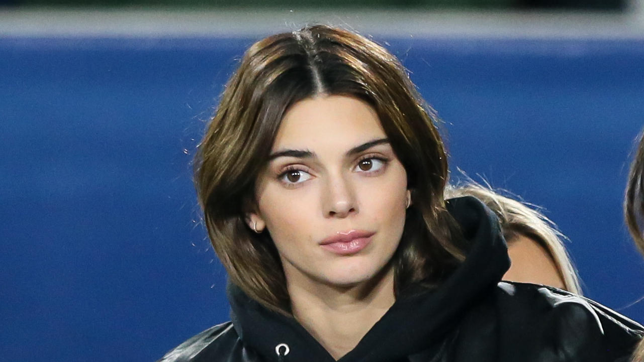 27-Jähriger in der Nacht auf Kendall Jenners Grundstück festgenommen Kendall Jenner and friends sit on the field in VIP Suites at Ravens vs Rams NFL game on Monday night at Los Angeles Memorial Coliseum with a hand full of stars on November 25, 2019.Pictured: Kendall JennerRef: SPL5131764 251119 NON-EXCLUSIVEPicture b
