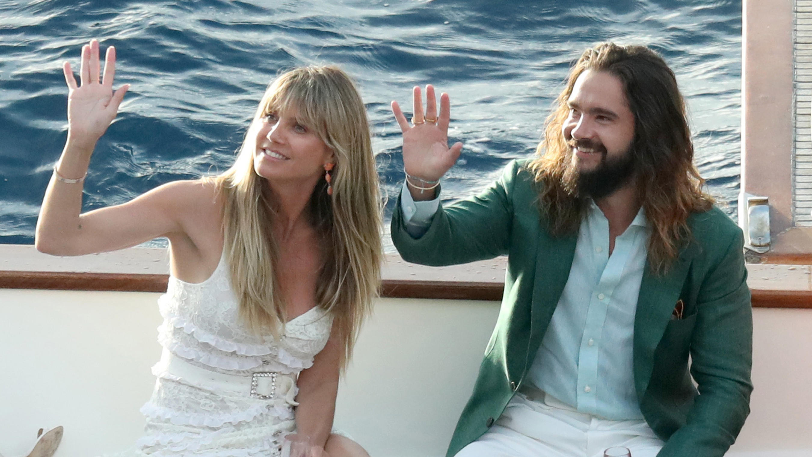 Wie Tom: Heidi Klum heißt jetzt ganz offiziell Heidi Kaulitz 02.08.2019, Italien, Capri: Topmodel Heidi Klum und Musiker Tom Kaulitz winken von einem Boot. Klum schürt seit Tagen Gerüchte, dass sie am 03.08.2019 auf der italienischen Promi-Insel Capri mit dem Musiker Tom Kaulitz eine große Hochzeitsparty feier