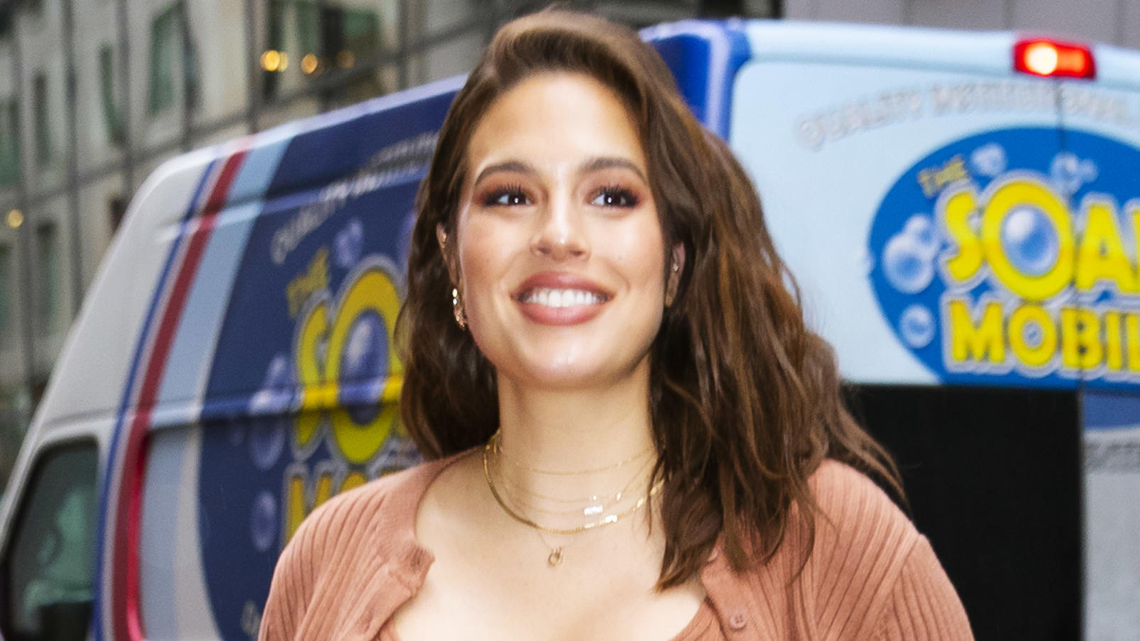 Neu-Mama Ashley Graham: Dieses Still-Foto mit ihrem Sohn wird im Netz gefeiert Ashley Graham begeistert mit Still-Foto.