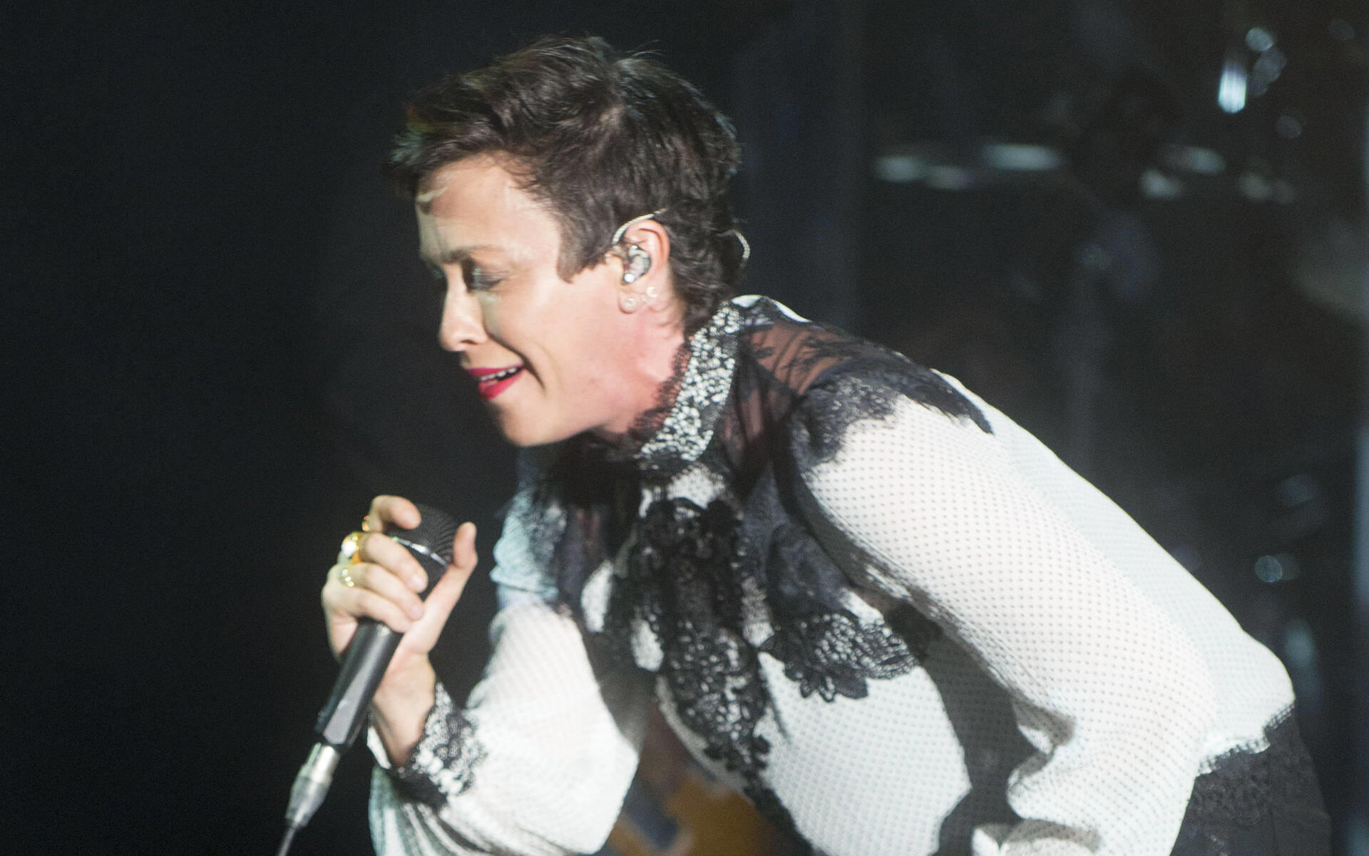 Alanis Morissette als Straßenmusikantin: Konzert in New Yorker U-Bahn Alanis Morissette als Straßenmusikantin: Konzert in New Yorker U-Bahn