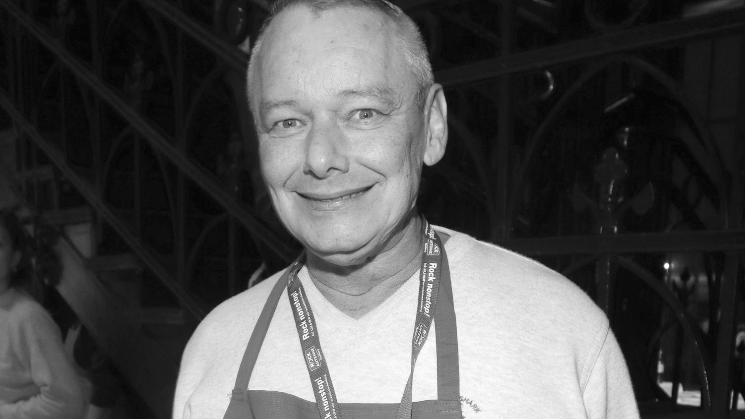 Harry Schulz (†59) ist verstorben: Trauer um den Kult-Imbiss-Tester Harry Schulz bei der Charity-Weihnachtsfeier Mehr als eine warme Mahlzeit für Obdachlose in der Fischauktionshalle. Hamburg, 03.12.2019 *** Harry Schulz at the Charity Christmas Party More than a hot meal for the homeless in the Fischauktionshalle H