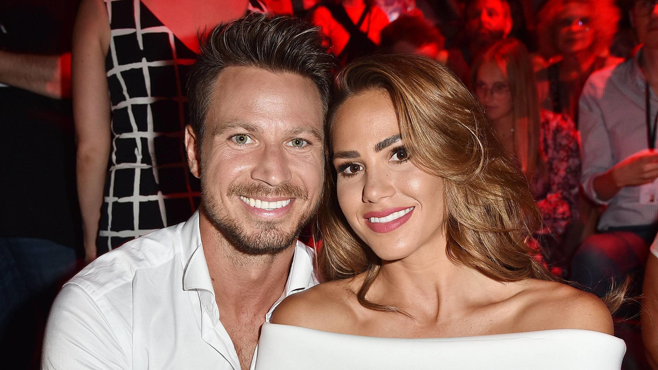 Thomas Gottschalk & Co.: Diese Promis haben sich 2019 neu verliebt Sebastian Pannek und Angelina Heger bei der Guido Maria Kretschmer Modenschau im Rahmen der Mercedes-Benz Fashion Week Frühjahr/Sommer am 1.07.2019 in Berlin MBFW Fashionweek 2019 Juli in Berlin- Guido Maria Kretschmer Fashionshow *** Sebastian Panne