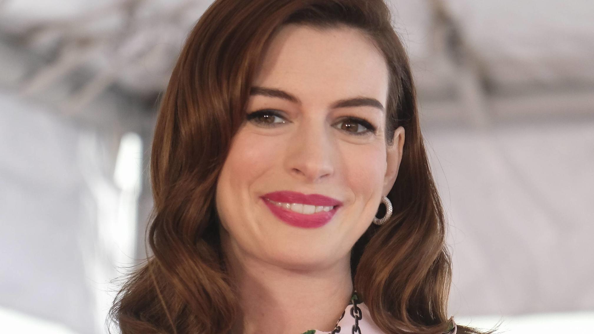 Anne Hathaway schockt mit Grusel-Fotos vom Filmset May 9, 2019 - Los Angeles, California, U.S - Actress Anne Hathaway attends her star ceremony on the Hollywood Walk of Fame in the Category of Motion Pictures, on Thursday, May 9, 2019, in Los Angeles Los Angeles U.S. PUBLICATIONxINxGERxSUIxAUTxONLY -