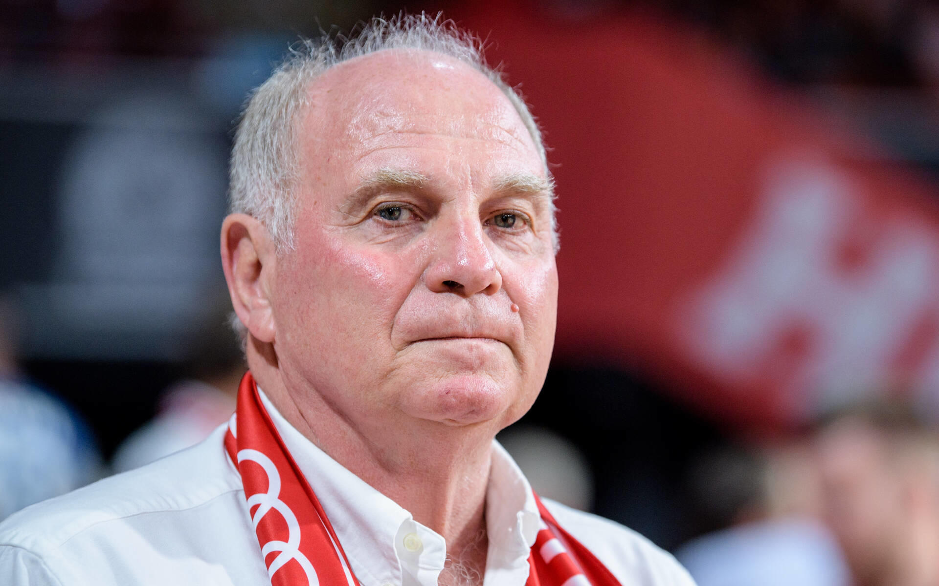 Uli Hoeneß: "Wir müssen da oben sein" Uli Hoeneß: "Wir müssen da oben sein"