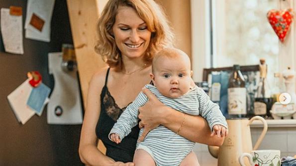 Janni Hönscheids & Peer Kusmagks Tochter Yoko geht die ersten Schritte Janni Hönscheid ist stolz auf ihre Tochter Yoko.