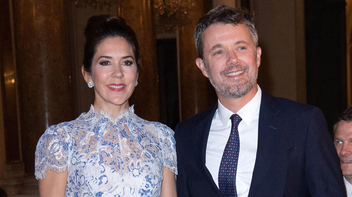 Mary und Frederik: Dänen-Royals feiern Weihnachten im Pferdestall Kronprinzessin Mary und Kronprinz Frederik von Dänemark feiern Weihnachten mit den Pferden im Stall.