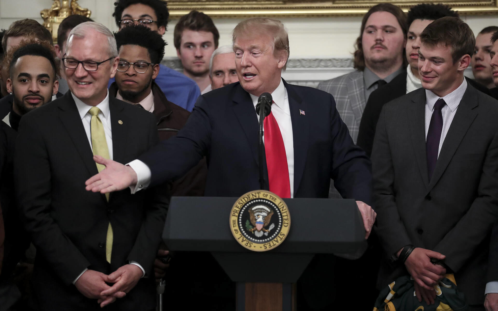 John Legend, Alyssa Milano und Co: Stars feiern Donald Trumps Impeachment-Verfahren John Legend, Alyssa Milano und Co: Stars feiern Donald Trumps Impeachment-Verfahren