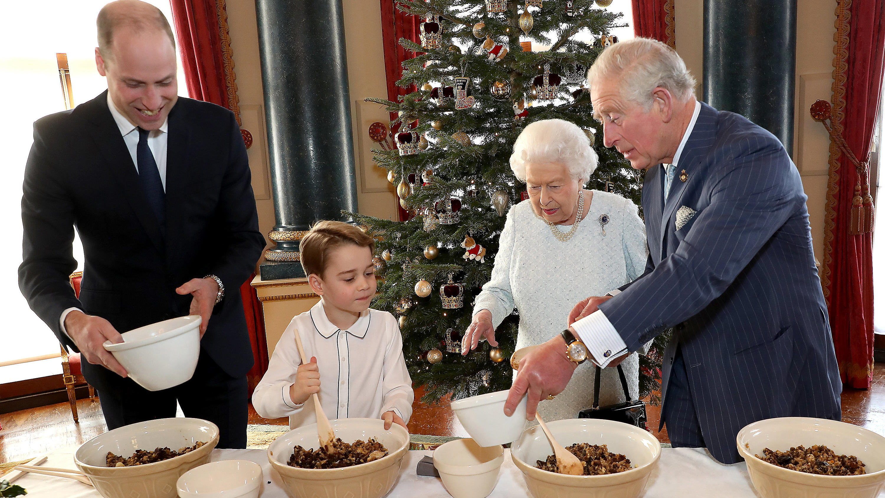 queen-elizabeth-prinz-william-und-prinz-george-schwingen-den-backl-ffel