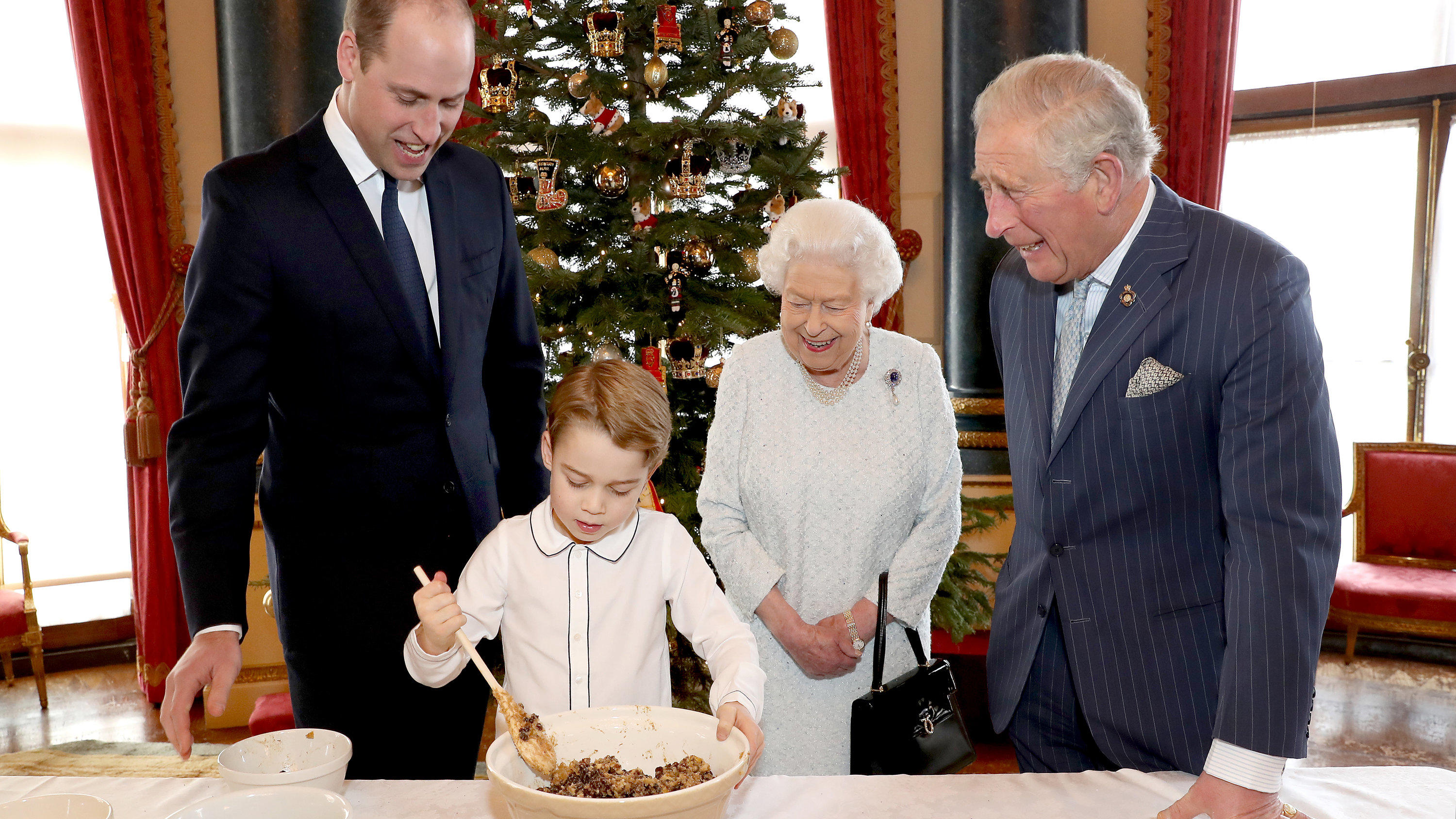 Happy Birthday, Prinz George - 10 zuckersüße Fakten zum 8. Geburtstag Prinz George macht Christmas Pudding mit Uroma, Opa und Papa.