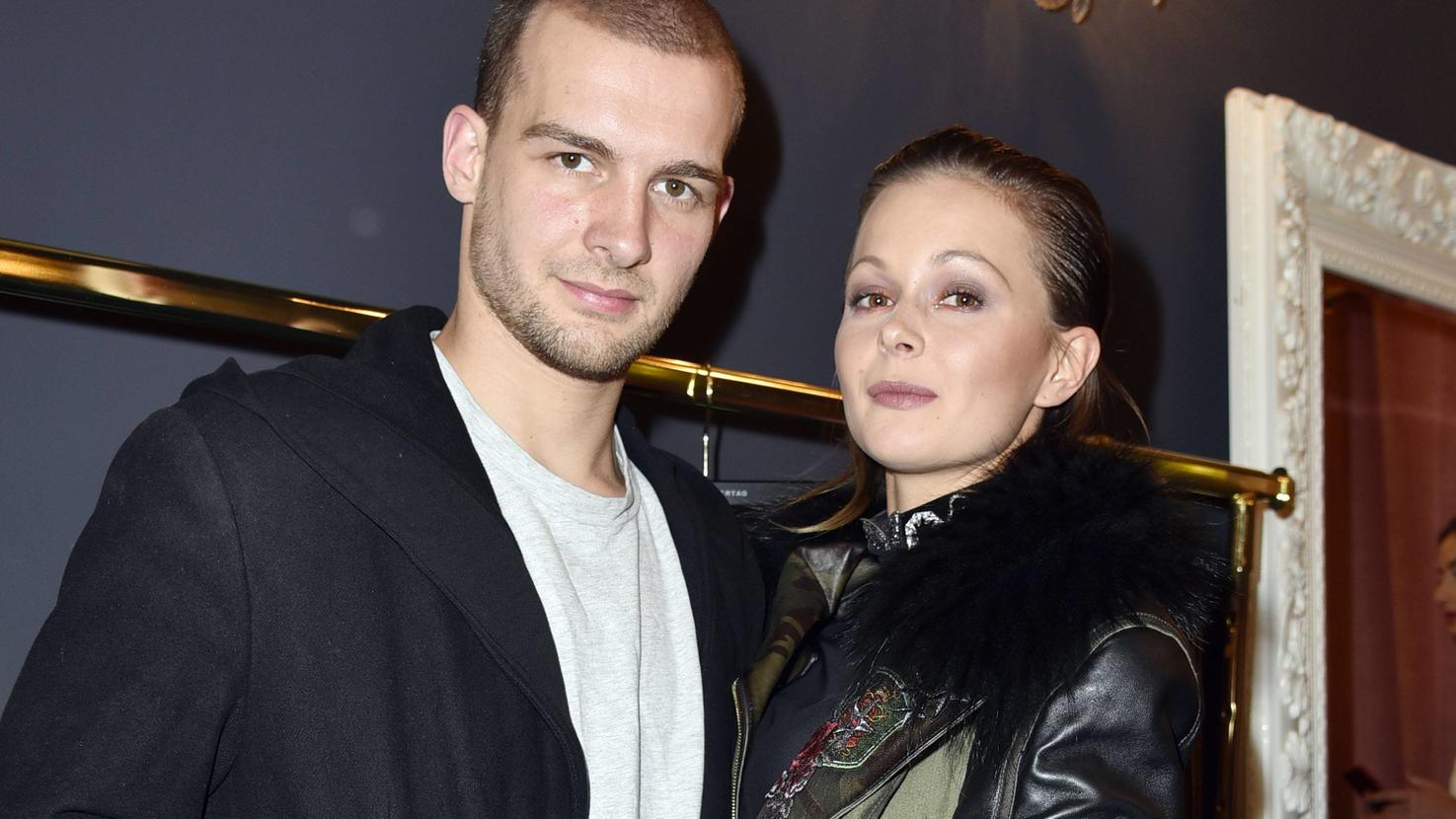 Eric Stehfest: So funktioniert die Ehe mit Ediths Bisexualität Eric Stehfest mit Ehefrau Edith bei der Marcel Ostertag Show auf der Berliner Fashion Week.
