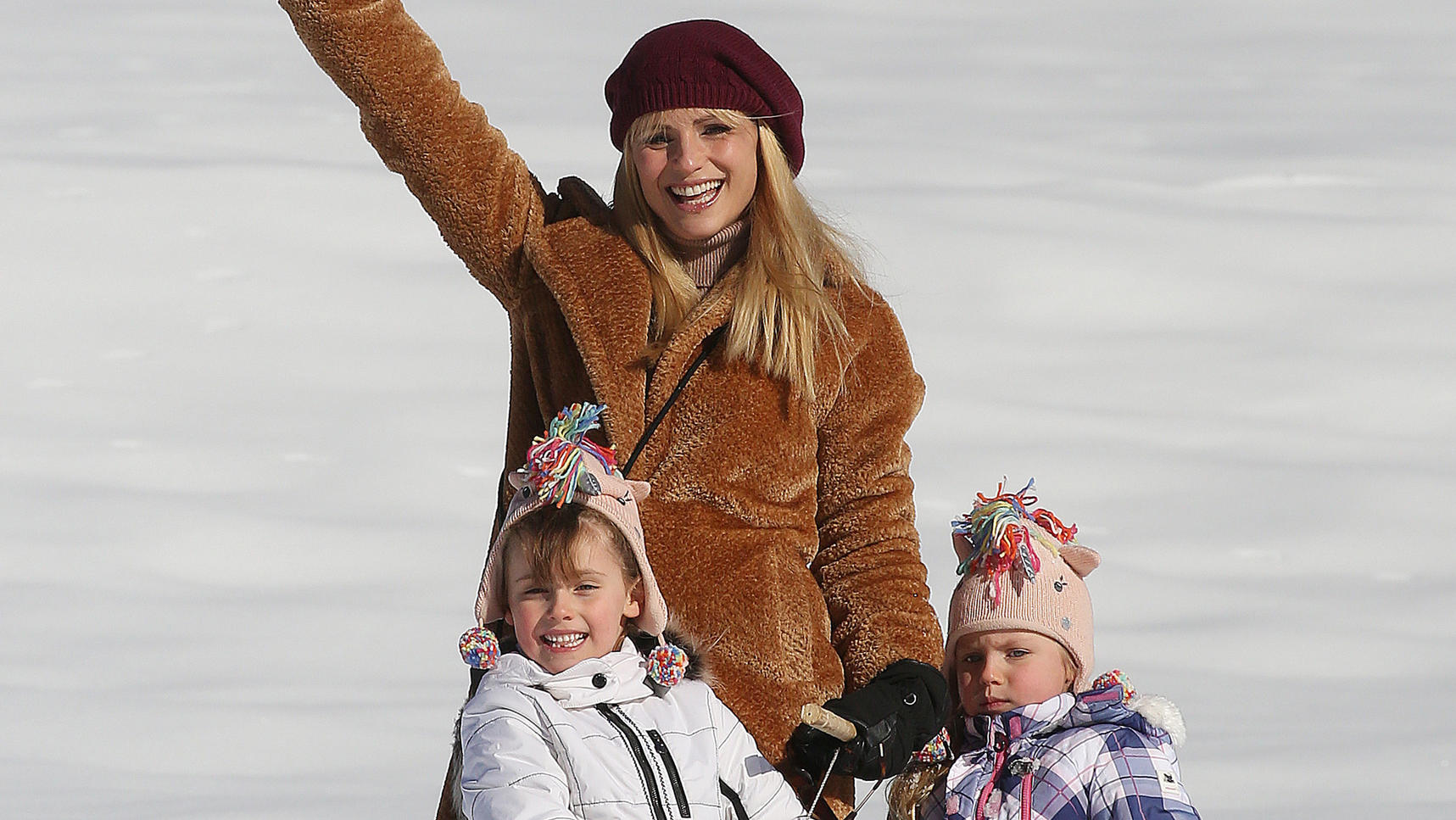 Michelle Hunziker: Schnee-Spaß mit der ganzen Familie **USE CHILD PIXELATED IMAGES IF YOUR TERRITORY REQUIRES IT**Dutch TV Presenter Michelle Hunziker pictured with her family in the mountains having fun in the snow on vacation in San Cassiano, Italy.Pictured: Michelle Hunziker,Sole Trussardi,Celeste Tr