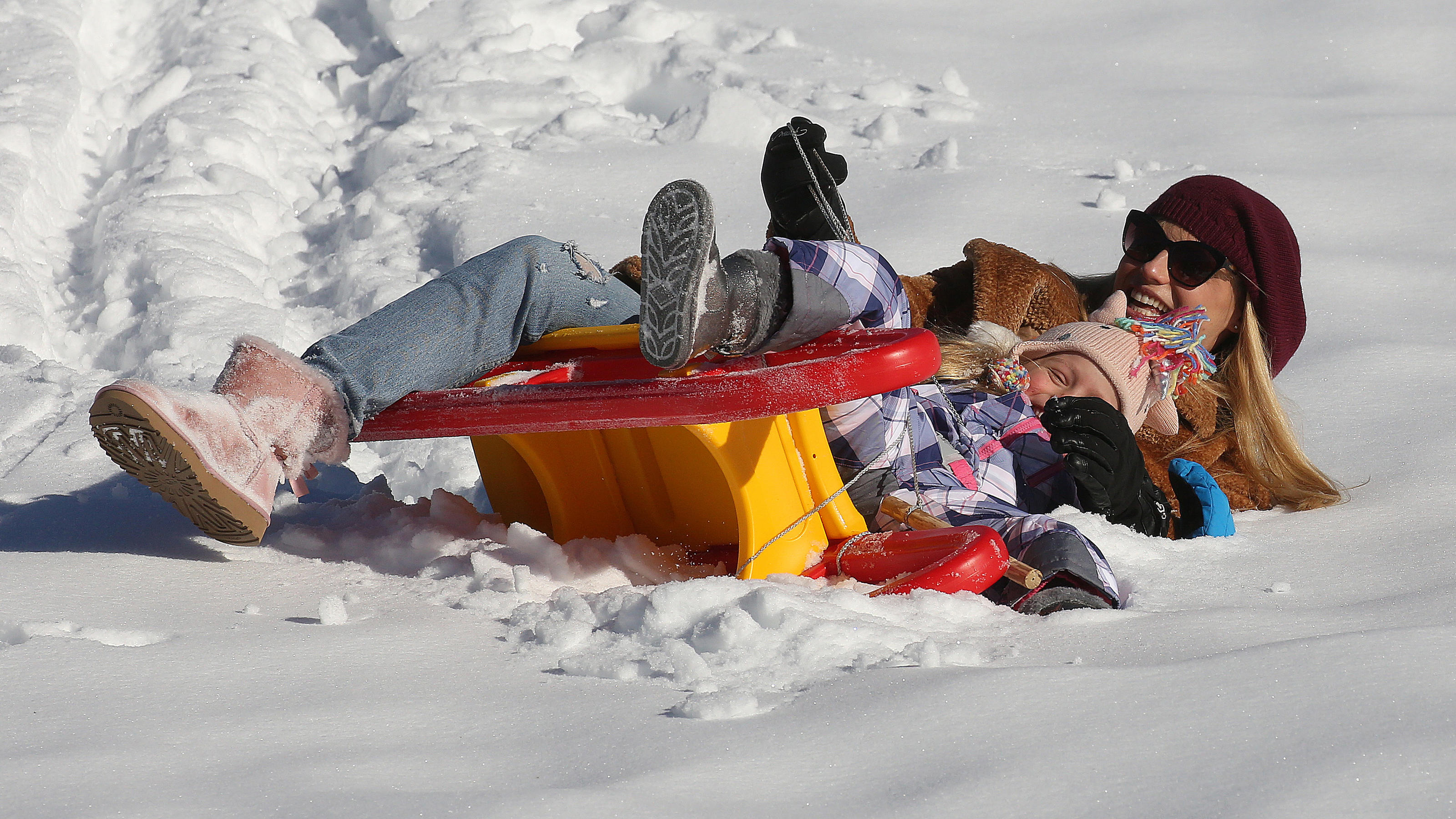 Michelle Hunziker: Schnee-Spaß mit der ganzen Familie **USE CHILD PIXELATED IMAGES IF YOUR TERRITORY REQUIRES IT**Dutch TV Presenter Michelle Hunziker pictured with her family in the mountains having fun in the snow on vacation in San Cassiano, Italy.Pictured: Michelle Hunziker,Sole TrussardiRef: SPL513