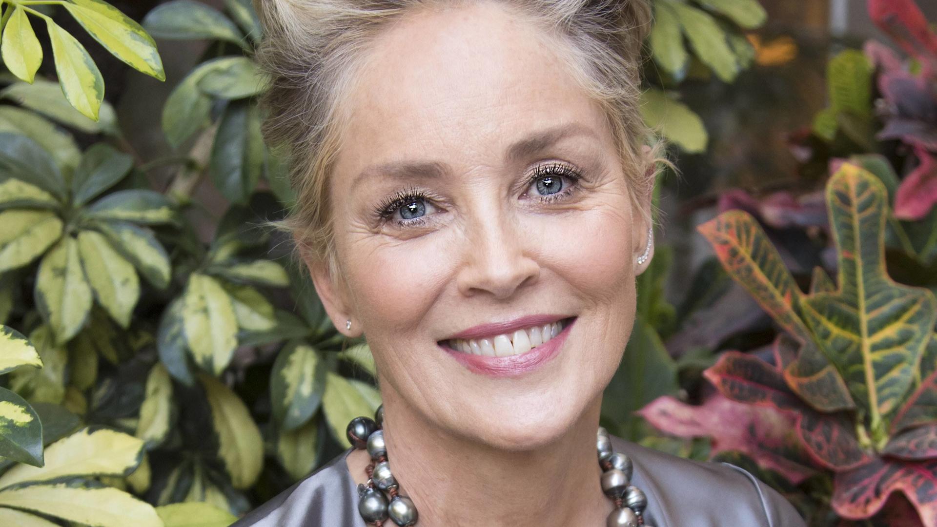 Sharon Stone: Chirurg führte Brustvergrößerung ohne ihr Einverständnis durch Sharon Stones Brüste wurden ohne ihr Einverständnis vergrößert