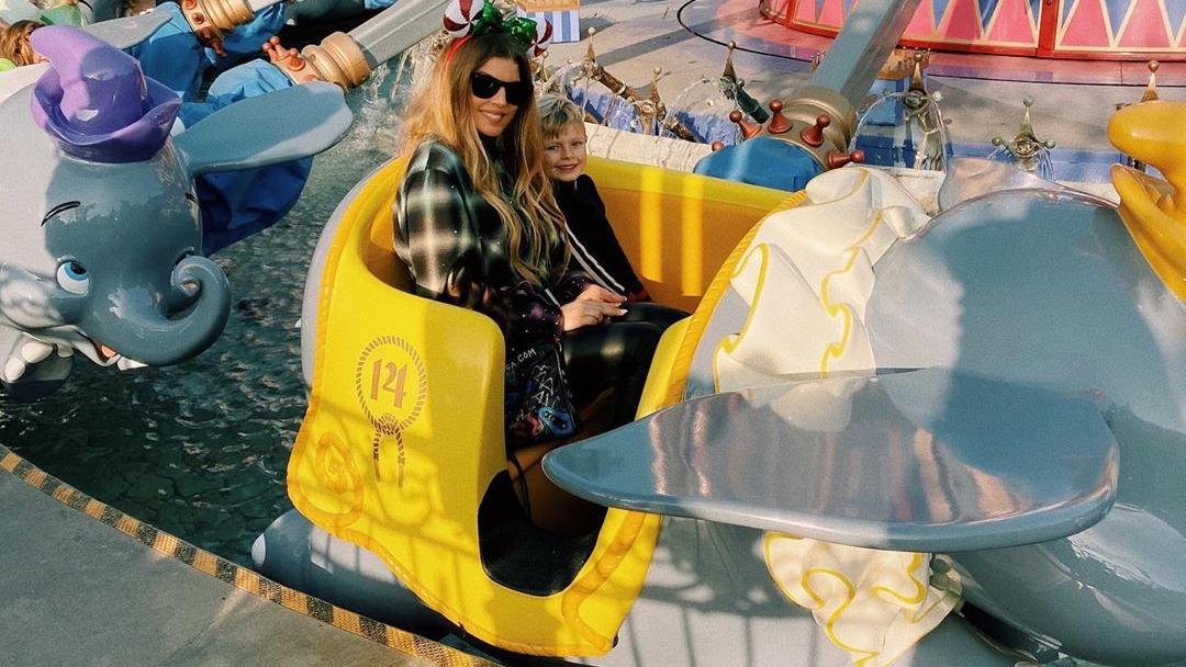 Fergie genießt Mama-Sohn-Tag mit Axl Jack Fergie machte zusammen mit Söhnchen Axl Jack Disneyland unsicher.