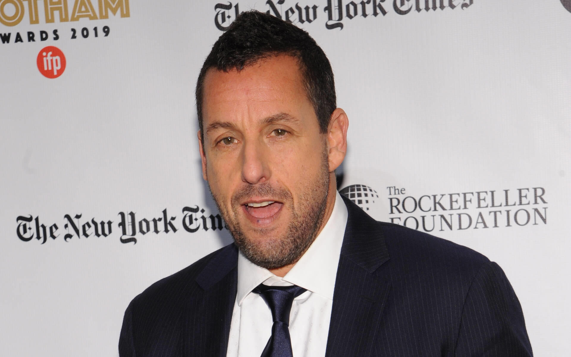 Adam Sandler: Hacker missbrauchten seinen Twitter-Account Adam Sandler: Hacker missbrauchten seinen Twitter-Account