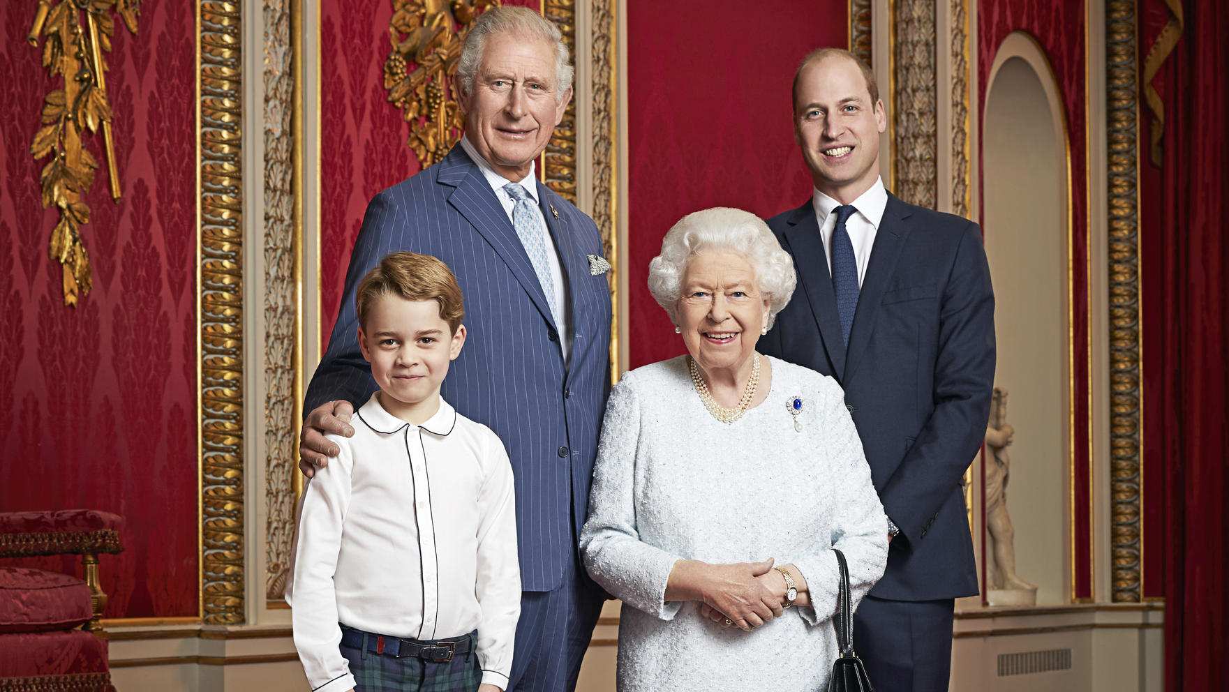 Happy Birthday, Prinz George - 10 zuckersüße Fakten zum 8. Geburtstag Prinz George, Prinz Charles, Prinz William und Queen Elizabeth II. auf einem Portrait.