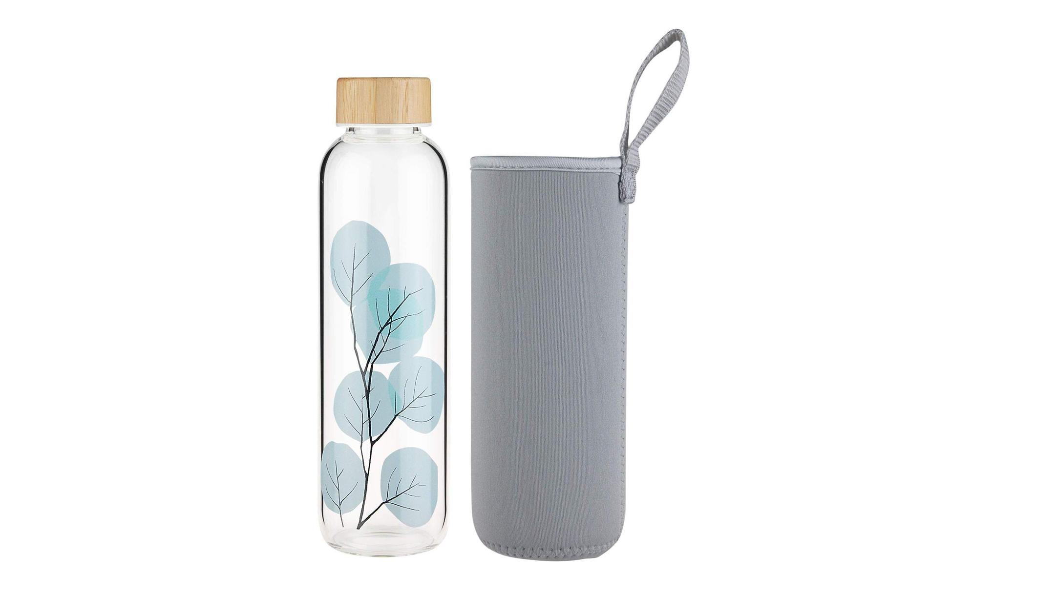 Körper entgiften: So hilft Detox als Kur beim Start ins neue Jahr Wasserflasche für Entgiftungskur