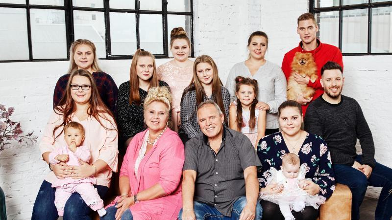 „Die Wollnys“: Sarah-Jane Wollny trauert um ihre verstorbene Zwillingsschwester TV-Ausblick - "Die Wollnys - Eine schrecklich große Familie!"