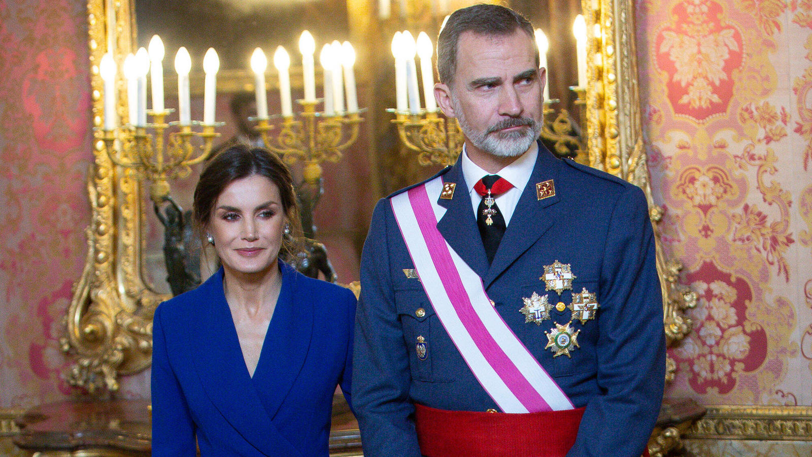 Königin Letizia: Dieses Detail macht ihr Outfit zum Hingucker König Felipe VI und Königin Letizia von Spanien bei der Militärparade 2020