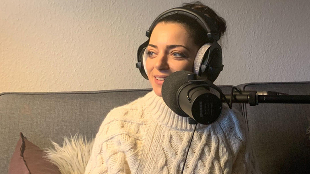 GZSZ-Star Anne Menden bekommt Anfragen von Fußfetischisten Anne Menden im offiziellen Podcast von „Gute Zeiten, schlechte Zeiten“.