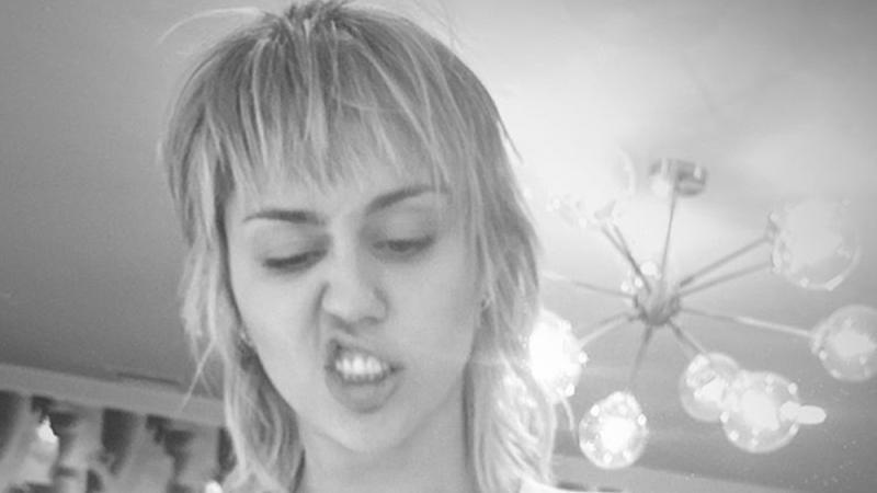 Miley Cyrus' moderner Vokuhila war 'unumgänglich' Miley Cyrus' moderner Vokuhila war 'unumgänglich'