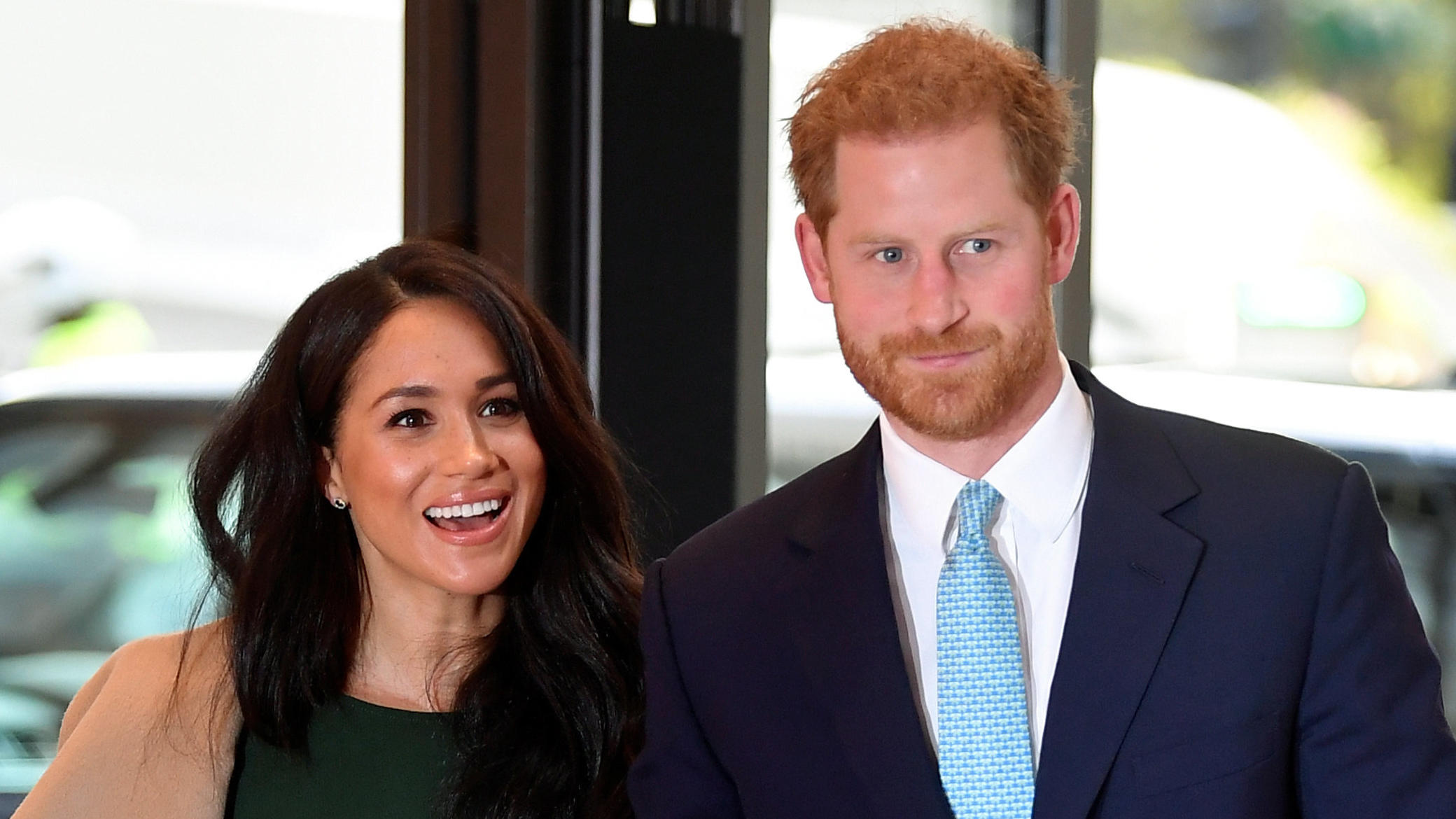 Herzogin Meghan & Prinz Harry treten zurück: Die witzigsten #Megxit-Kommentare im Netz ARCHIV - 15.10.2019, Großbritannien, London: Der britische Prinz Harry (r), Herzog von Sussex, und seine Frau Meghan, Herzogin von Sussex, kommen zu den jährlichen «WellChild Awards» im Royal Lancaster Hotel. (zu dpa Krisensitzung auf dem Lande - Que