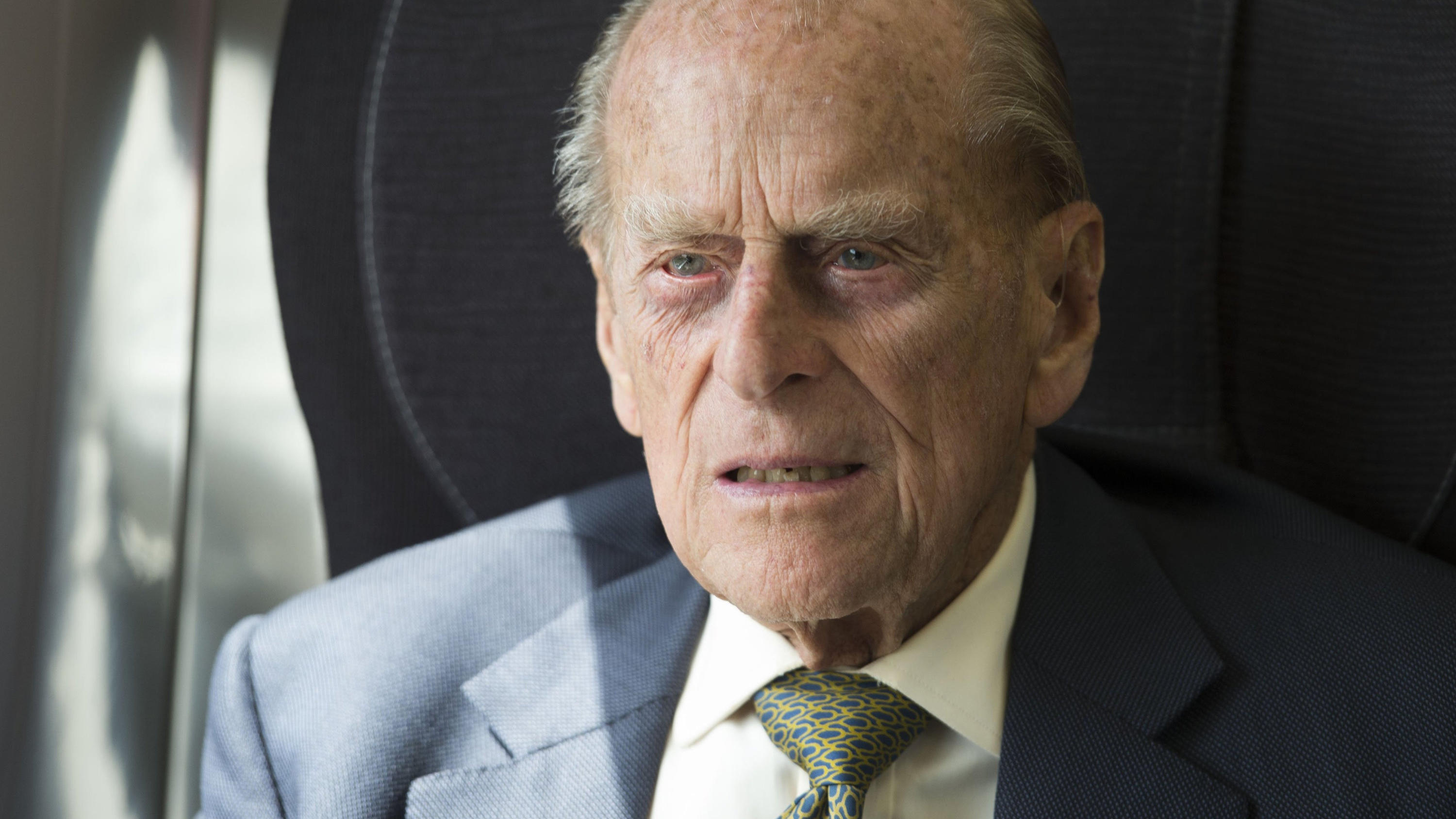 Der Krisengipfel um Prinz Harry geht los & Prinz Philip haut ab ARCHIV - 13.06.2017, Großbritannien, Slough: Der britische Prinz Philip sitzt in einem Zug anlässlich der Feierlichkeiten zum 175. Jahrestag der ersten Zugfahrt eines britischen Monarchen. (zu dpa "Scheidungen und Skandale: Schon vor Harry gab es ro