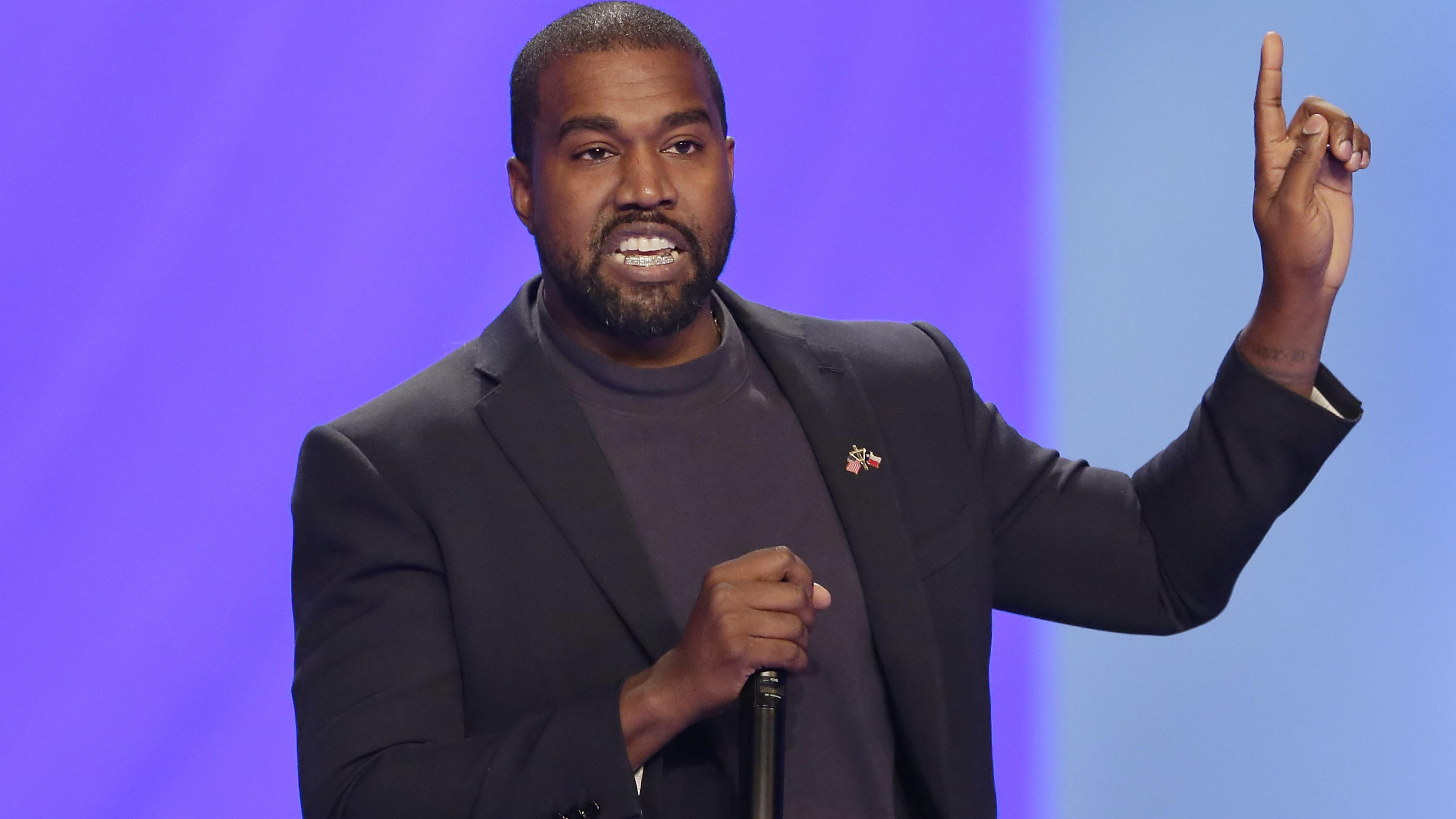 Kim Kardashian empört: Unfallgerüchte um Kanye West hoch zu Ross ARCHIV - 17.11.2019, USA, Houston: US-Rapper Kanye West spricht während eines Gottesdienstes in der Lakewood Church. (zu dpa "US-Rapper Kanye West hält Sonntagspredigt") Foto: Michael Wyke/FR33763 AP/dpa +++ dpa-Bildfunk +++