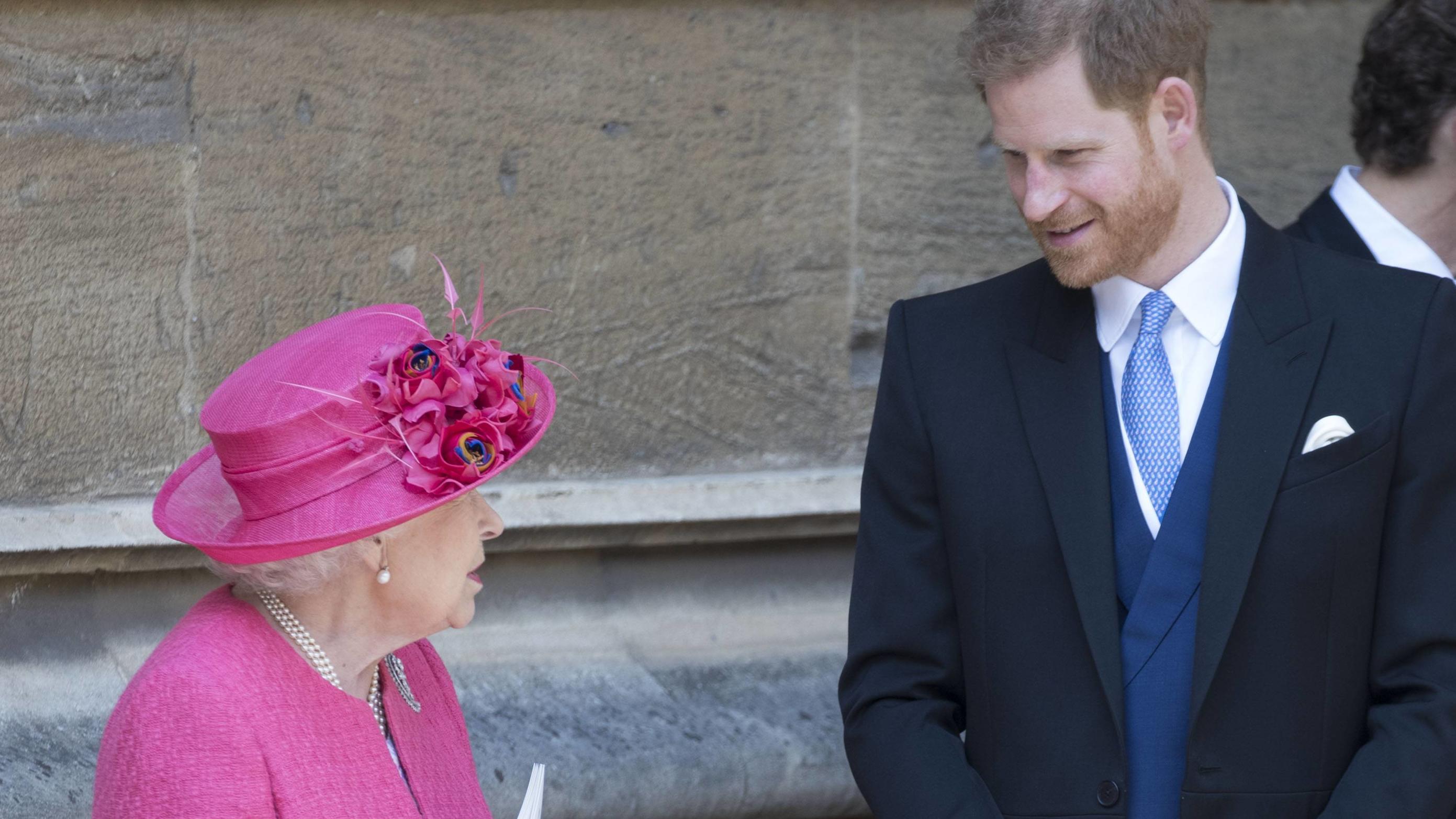 Das Protokoll des Megxit-Krisengipfels: Harry und die Queen trafen sich schon vorher . 18/05/2019. Windsor , United Kingdom. Queen Elizabeth II and Prince Harry, Duke of Sussex leaving the Lady Gabriella Windsor wedding at St.George s Chapel, Windsor, United Kingdom. PUBLICATIONxINxGERxSUIxAUTxHUNxONLY xStephenxLockx/xi-Imagesx IIM-