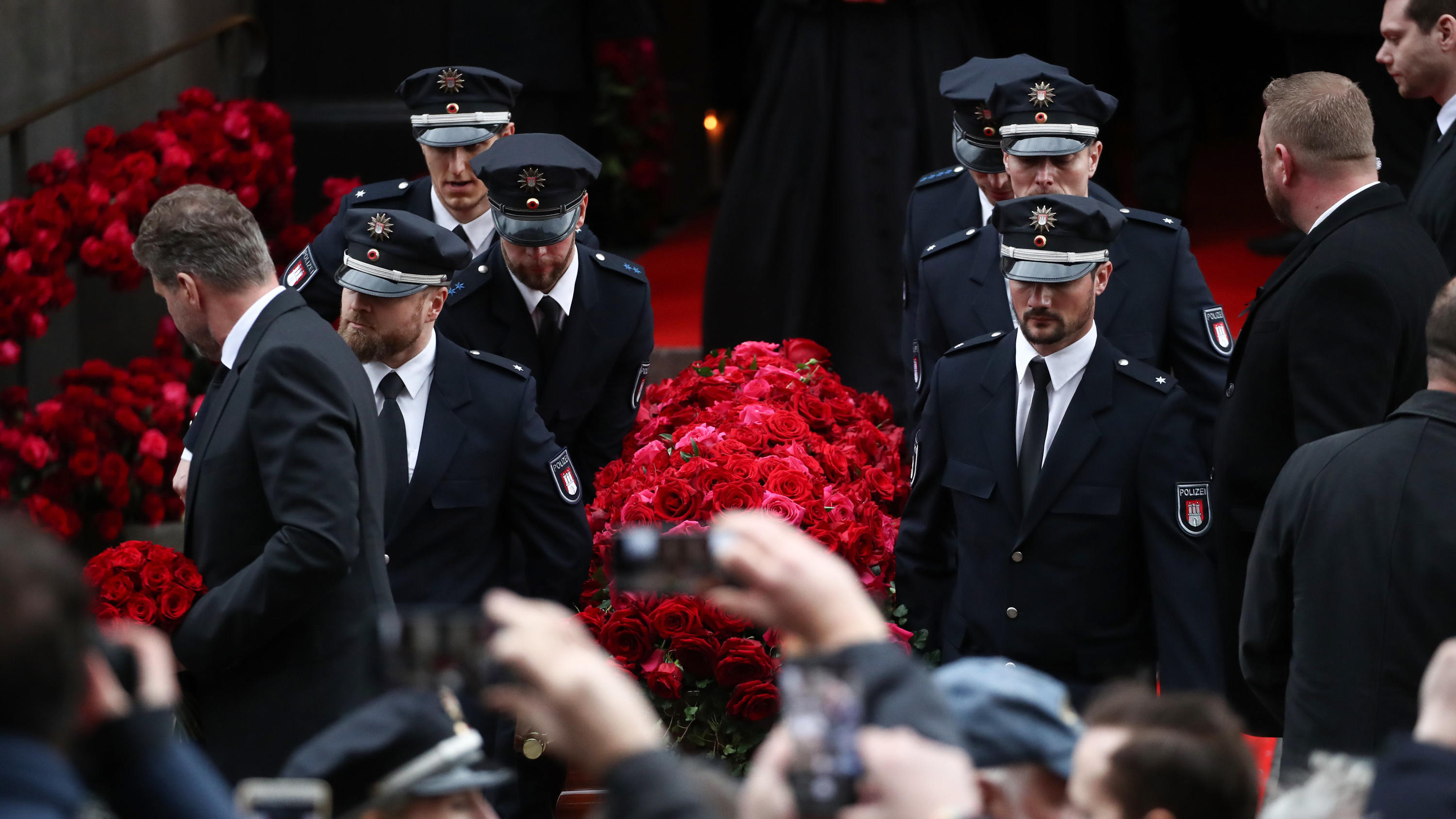 Abschied von Jan Fedder: Diese Promis besuchten die Trauerfeier in Hamburg 14.01.2020, Hamburg: Der Sarg mit dem Leichnam des Schauspielers Jan Fedder ("Großstadtrevier") wird nach der Trauerfeier von Polizisten aus der Kirche getragen. Fedder war am 30. Dezember gestorben. Foto: Daniel Reinhardt/dpa +++ dpa-Bildfunk +++