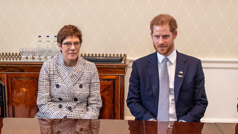 Prinz Harry kommt mit Invictus Games nach Düsseldorf Annegret Kramp-Karrenbauer bedankt sich bei einem privaten Treffen mit Prinz Harry für seine Entscheidung, die Invictus Games nach Düsseldorf zu holen. (Quelle: Invictus Games)